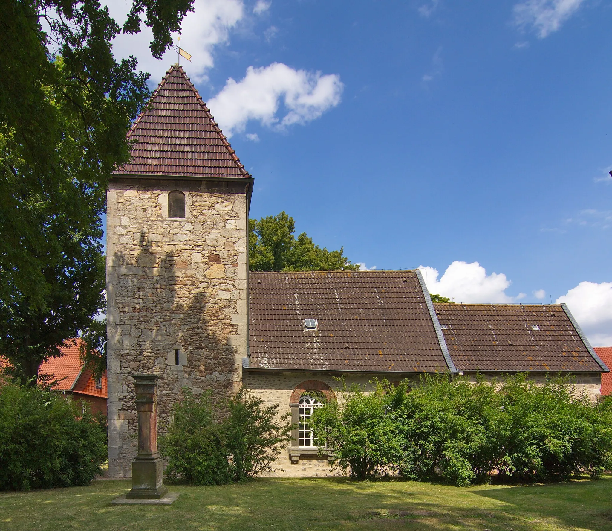 Photo showing: Die St.Urban-Kirche in Wierthe (Vechelde) wurde vermutlich im 13. Jhd errichtet.