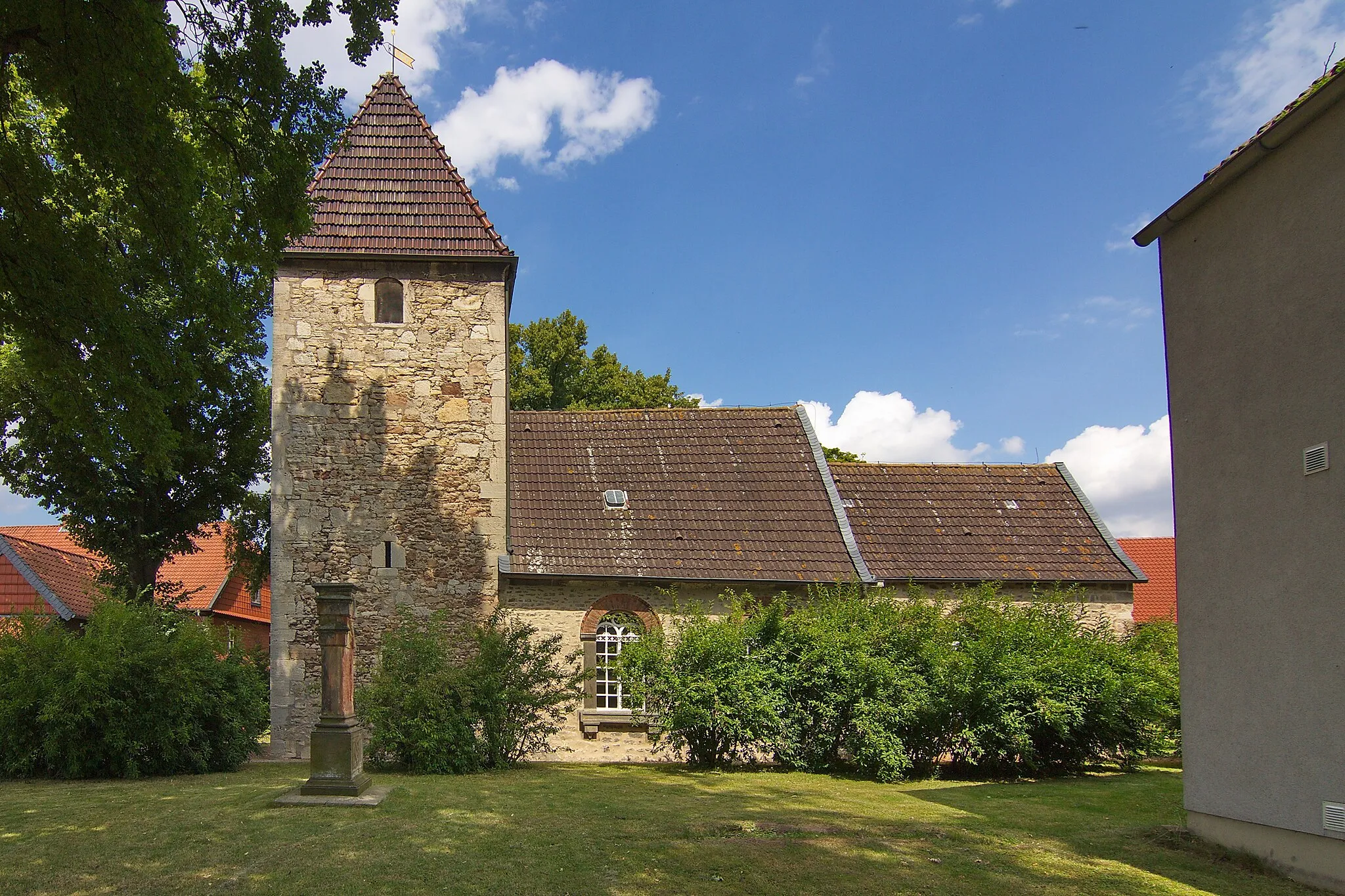 Photo showing: Die St.Urban-Kirche in Wierthe (Vechelde) wurde vermutlich im 13. Jhd errichtet.