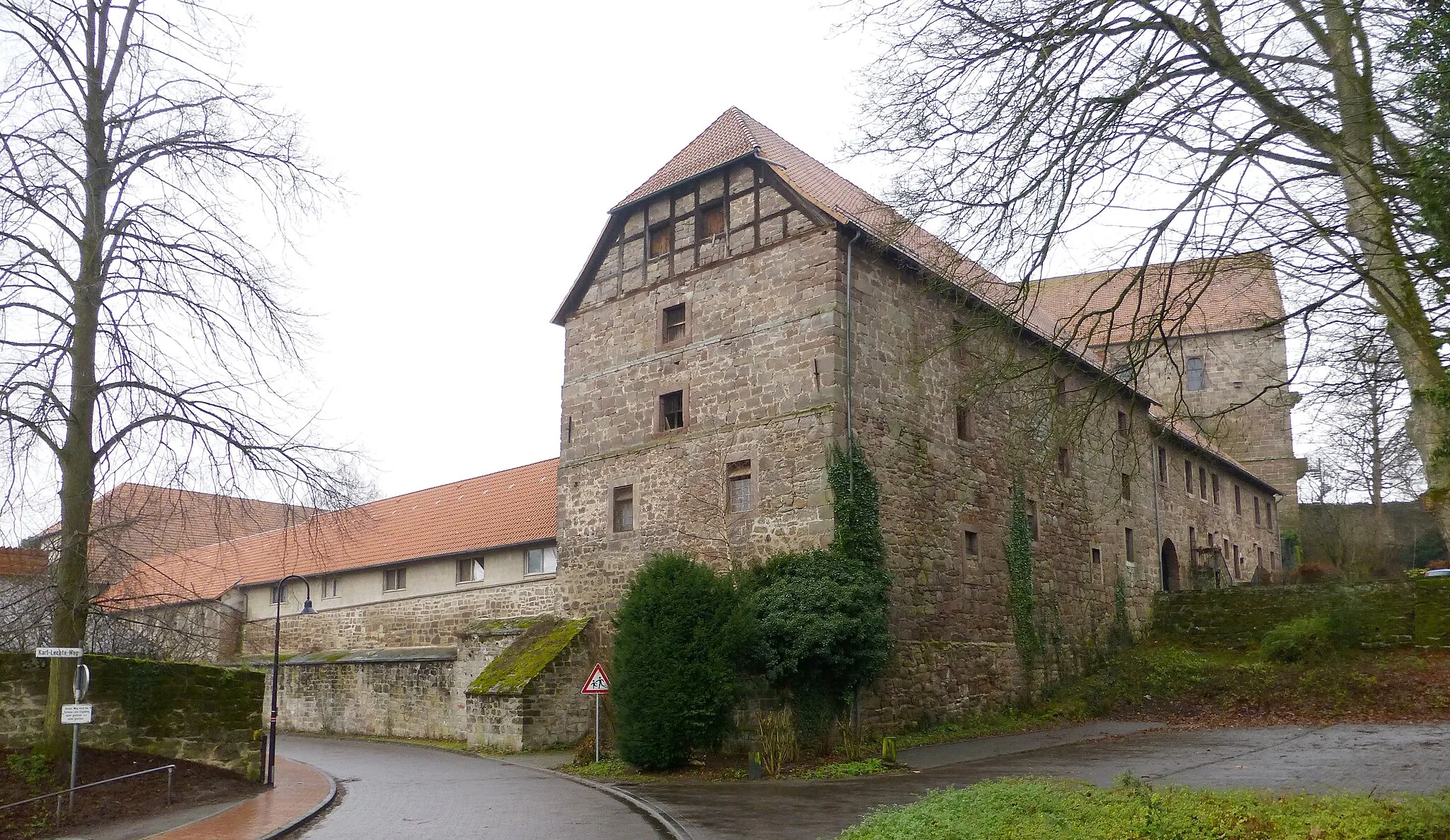 Photo showing: Amtshof der Burg Hardeg, Hardegsen, Südniedesachsen. Nordostfügel, rechts hinten das Muthaus