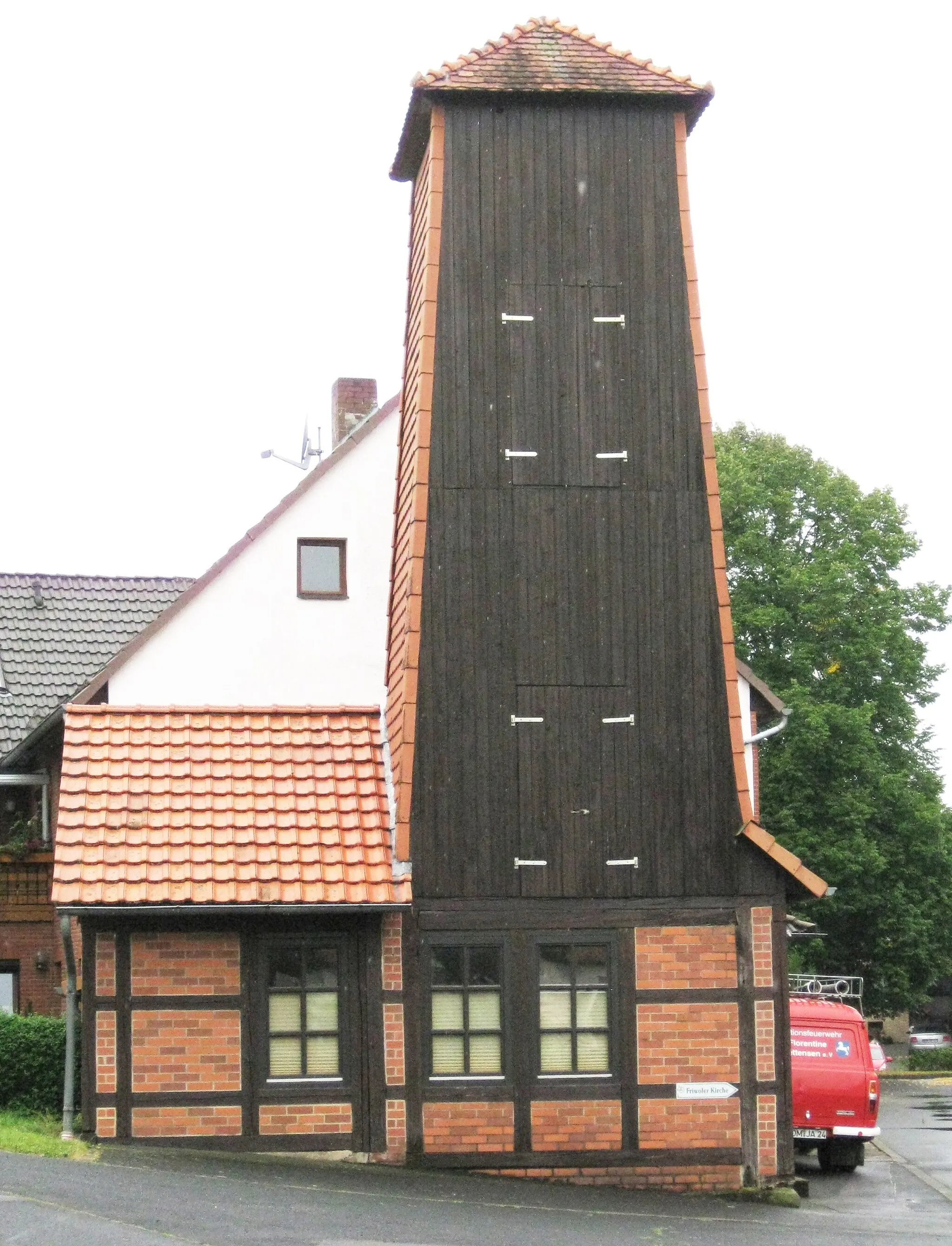 Photo showing: Das Feuerwehrhaus steht zentral in Hettensen am Abzweig der Friwoler Straße von der Bramburgstraße.
