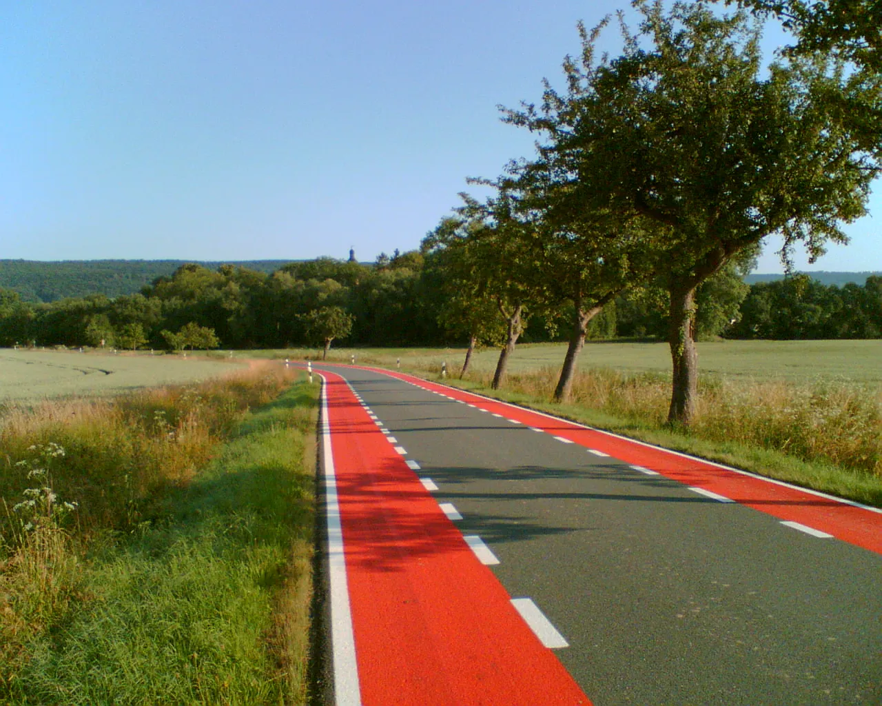 Photo showing: Die Kreisstraße zwischen Eilensen und Erichsburg wurde 2013 farbig markiert. Diese Strecke ist zugleich ein Abschnitt des Europaradweges R1.
Pilotprojekt nach Bundesratsdrucksache 375/97: Modellversuch zur Abmarkierung von Schutzstreifen außerorts und zur Untersuchung der Auswirkungen auf die Sicherheit und Attraktivität im Radverkehrsnetz.