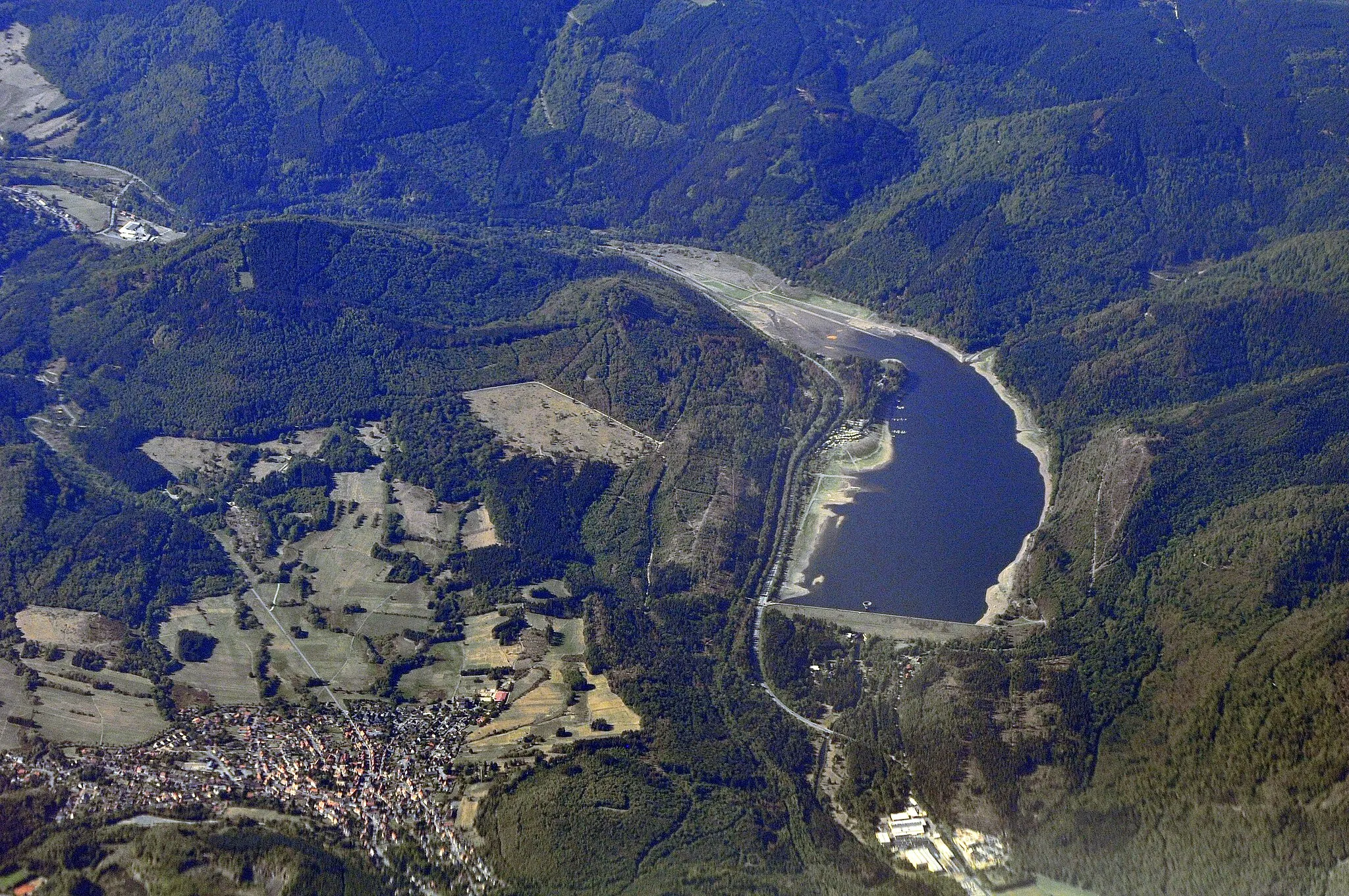 Photo showing: Wolfshagen und Innerstetalsperre, Luftaufnahme aus einem Linienflugzeug.