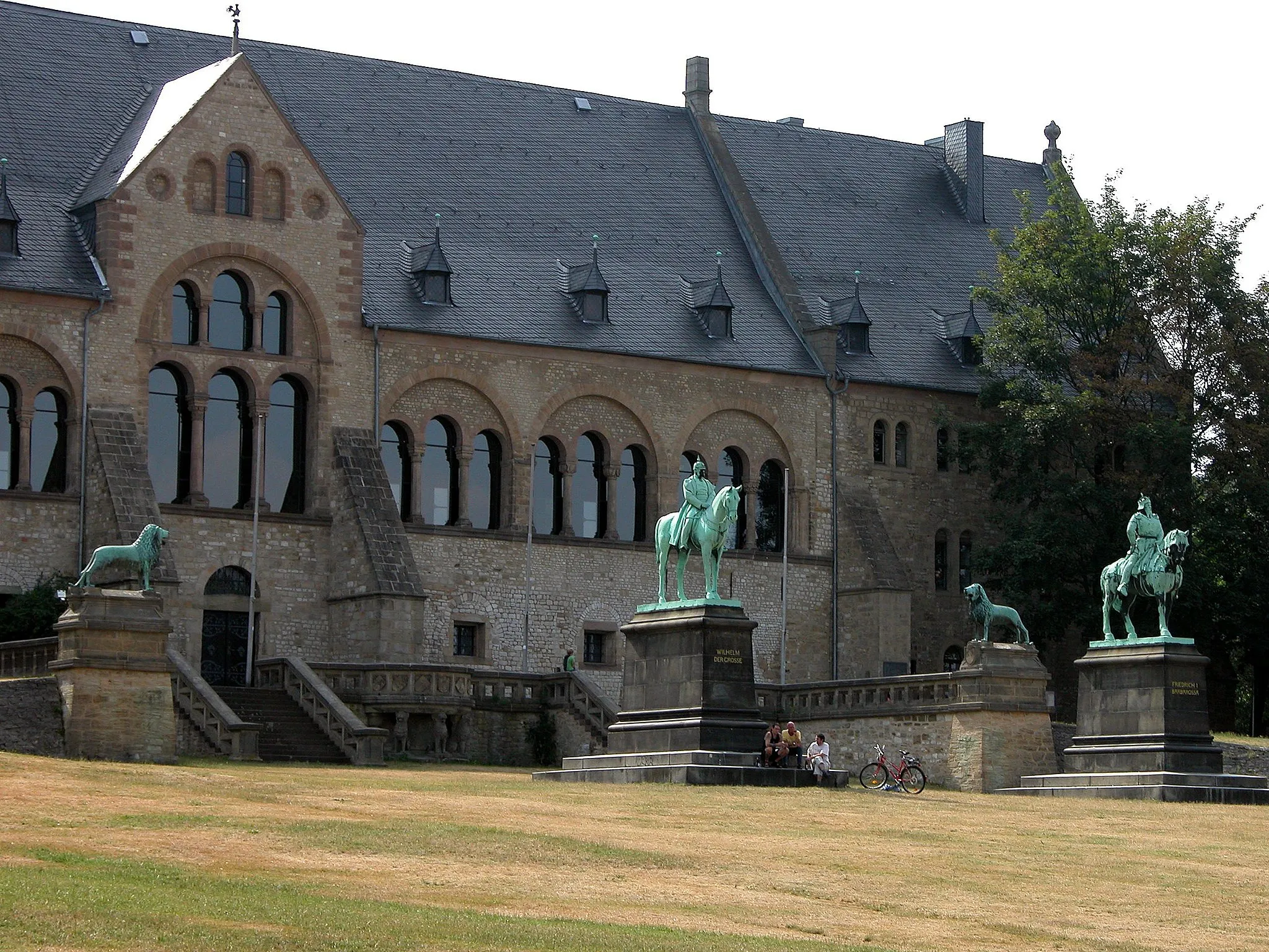 Photo showing: Goslar, Germany: Kaiserpfalz Goslar with two copies of the Braunschweiger Löwe.