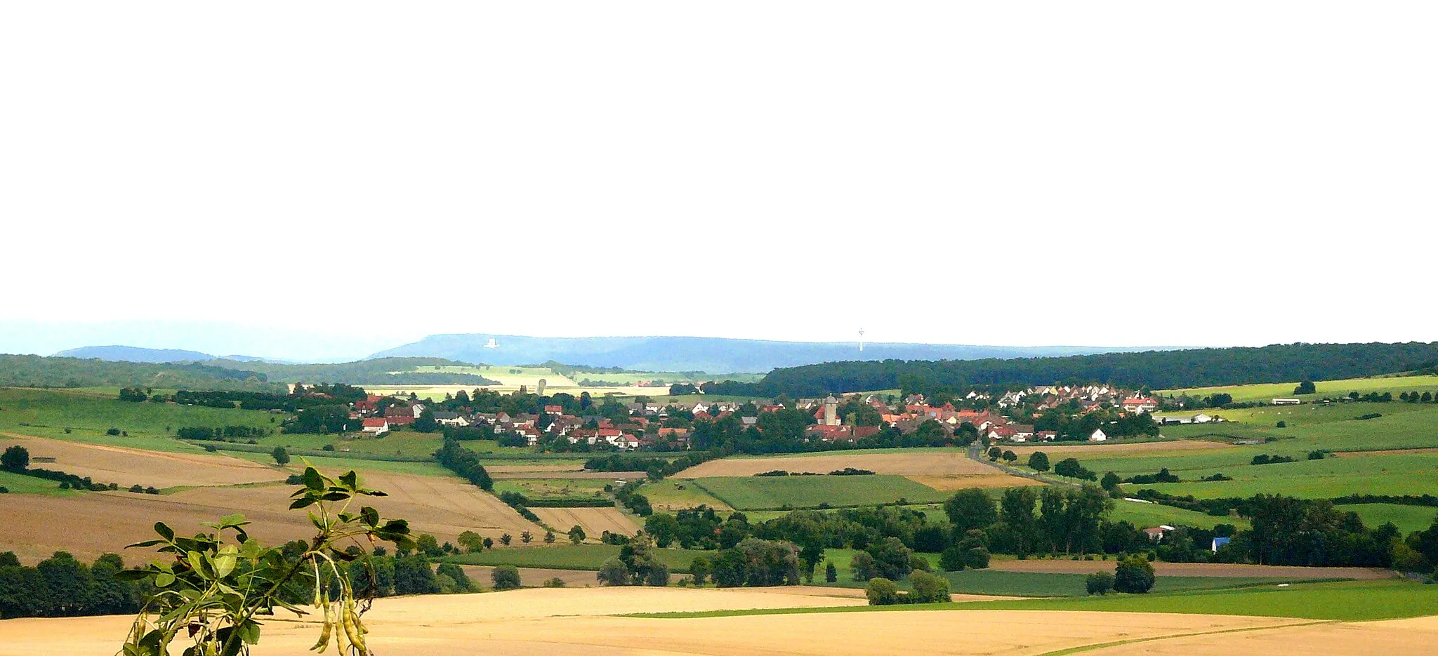 Photo showing: Blick vom Hang des Backenberges nach Nordnordwesten auf Barterode, Gemeinde Adelebsen, Niedersachsen.