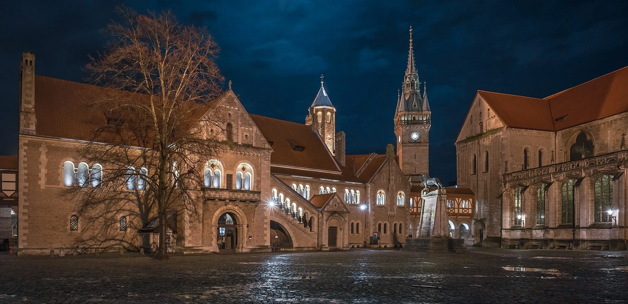 Photo showing: Burgplatz in Brunswick, Germany by night.