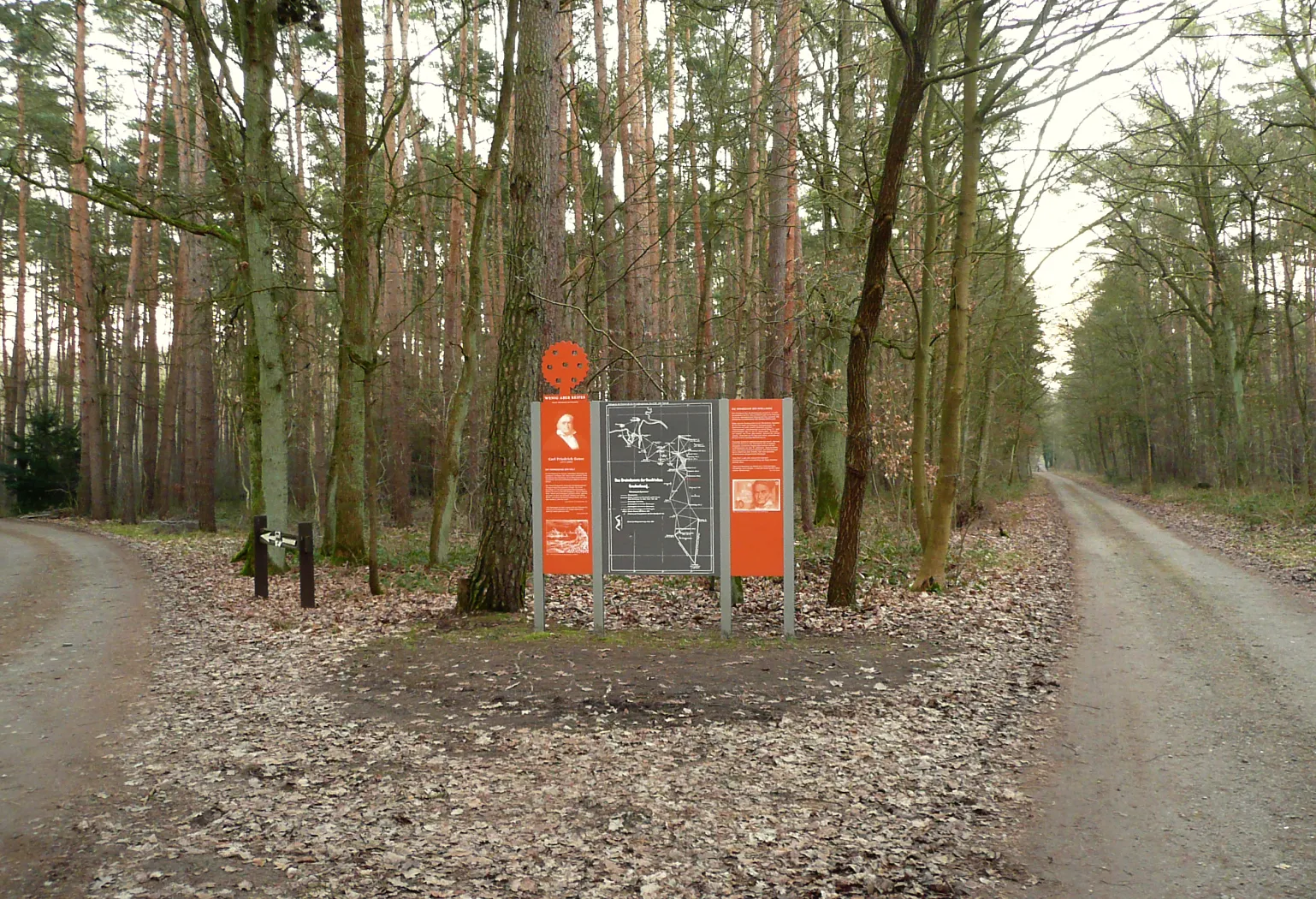 Photo showing: Informationstafel an der Stelle des Messpunkts von Gauß auf dem Osterberg bei Garßen