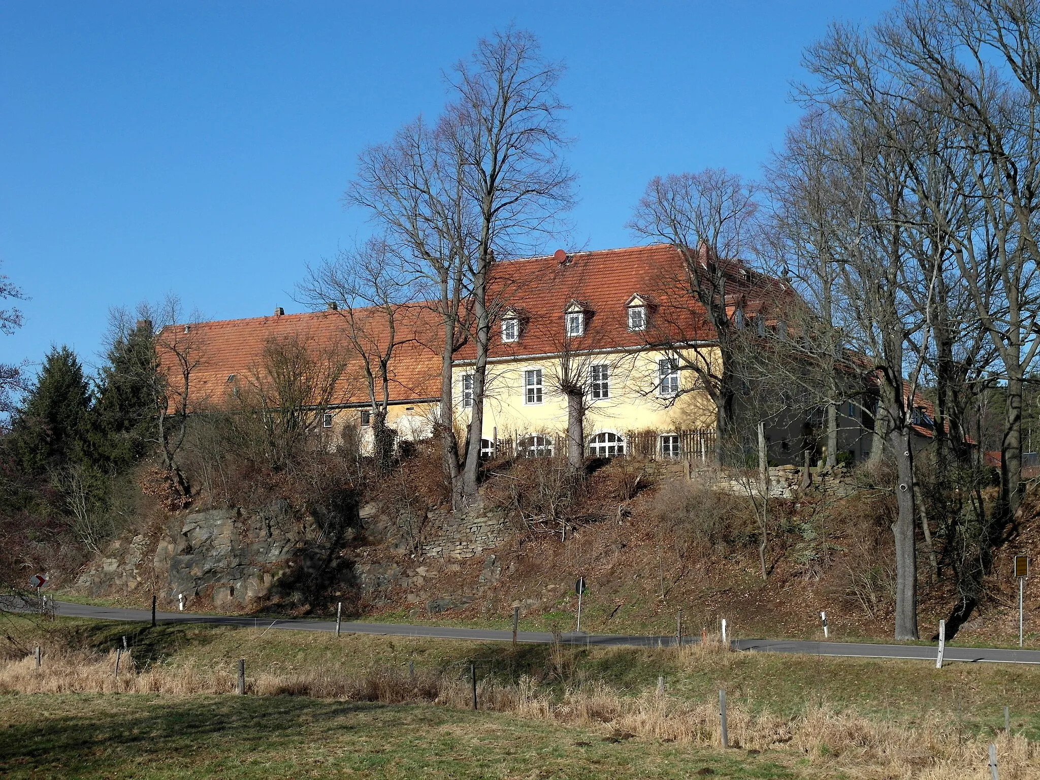 Photo showing: 08.02.2020   01768  Hirschbach (Glashütte): Zum Vorwerk (GMP: 50.906323,13.749668): Ehemaliges Vorwerk Hirschbach, Sicht von Süden.  [SAM2379.JPG]20200208205DR.JPG(c)Blobelt