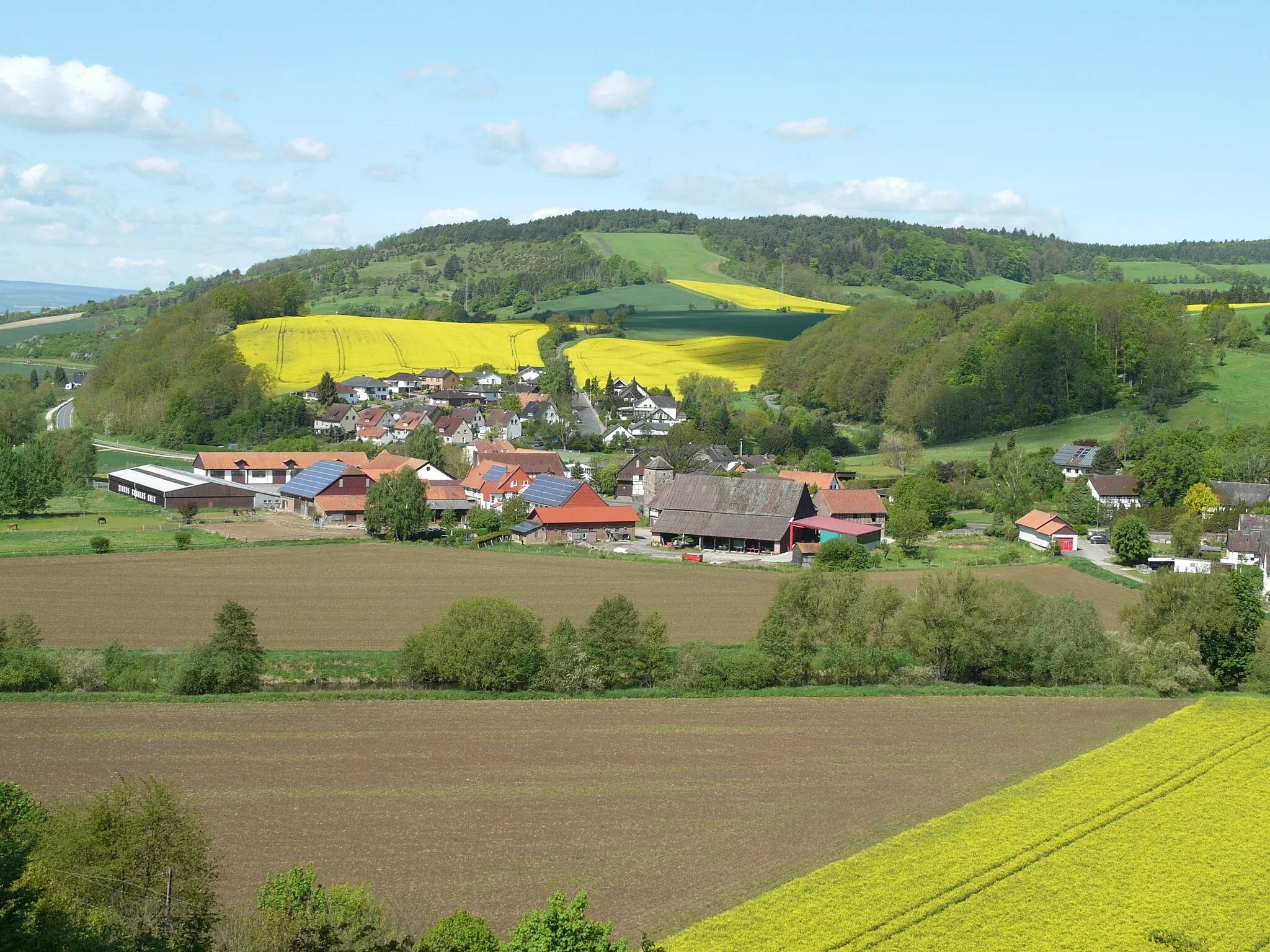 Photo showing: Volksen Blick auf das Dorf und den Altendorfer Berg im Hintergrund