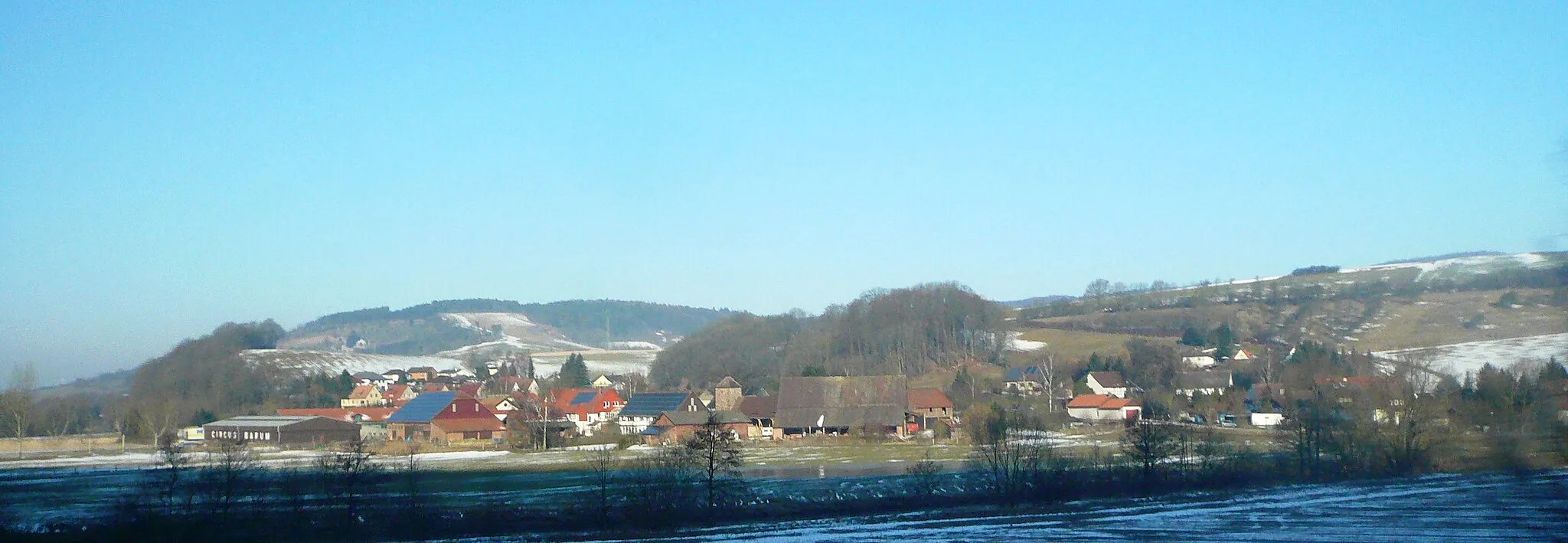 Photo showing: Blick auf Volksen, Stadt Einbeck, mit dem Leinetal und den westlich des Leinetals gelegenen Hügeln(links Klusberg, links ganz hinten Altendorfer Berg, rechts Sandberg)