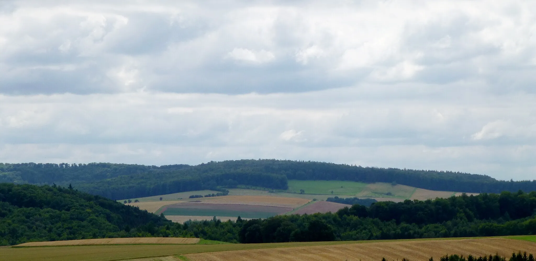 Photo showing: Blick von Norden von der Nesselröder Warte auf den Gehlenberg (mit dem Kreitholz südlich von Etzenborn), Eichsfeld, Thüringen