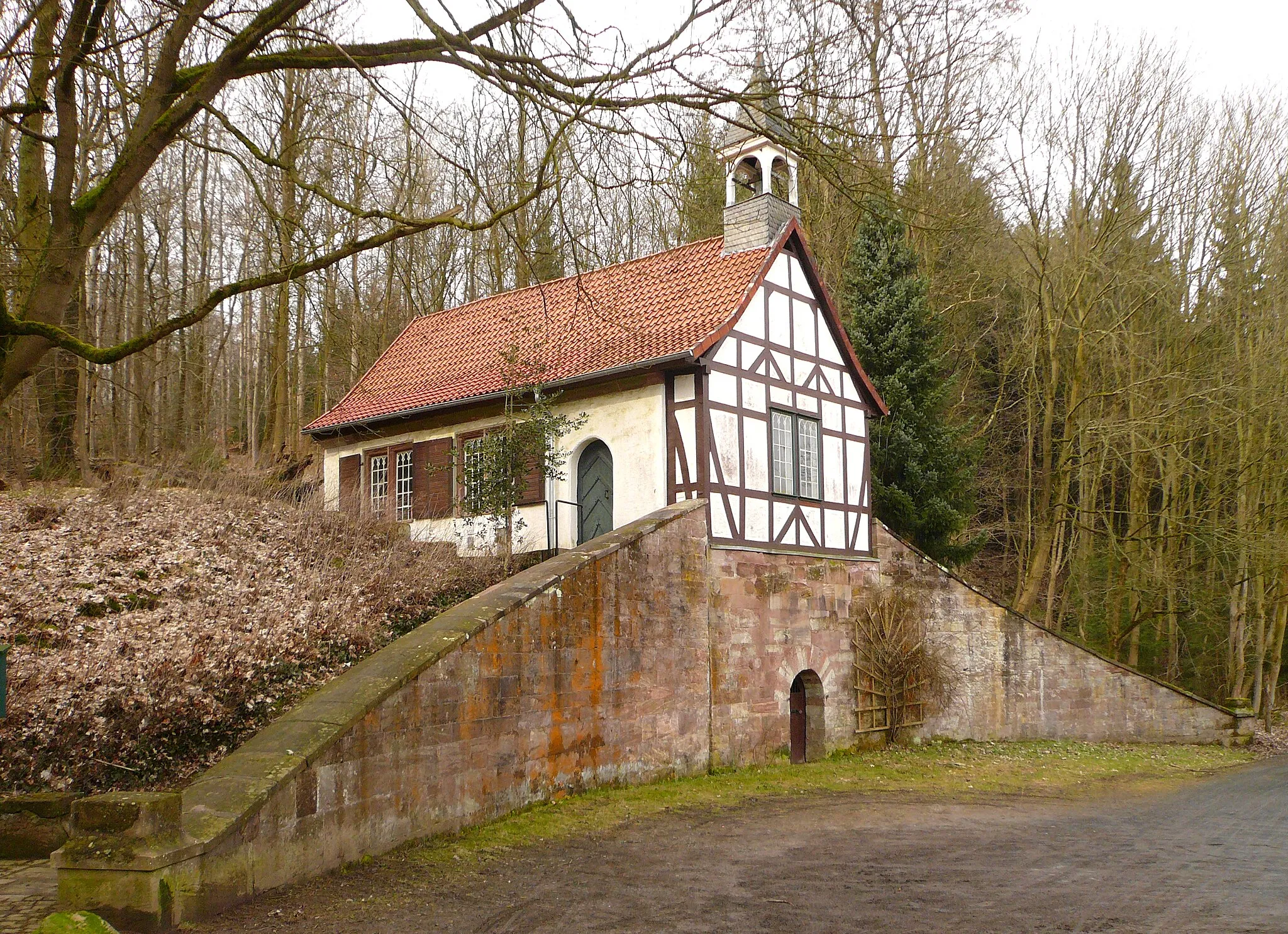 Photo showing: Evangelisch-reformierte Kapelle Wittmarshof bei Benniehausen, Gemeinde Gleichen, Niedersachsen. Erbaut Anfang des 17. Jahrhunderts, Fachwerkgiebelfront und Dachreiter frühes 19. Jahrhundert