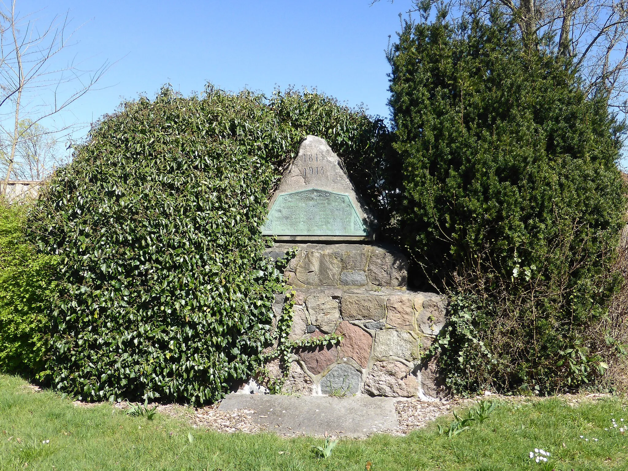 Photo showing: Kriegedenkmal in Kästorf bei Gifhorn.