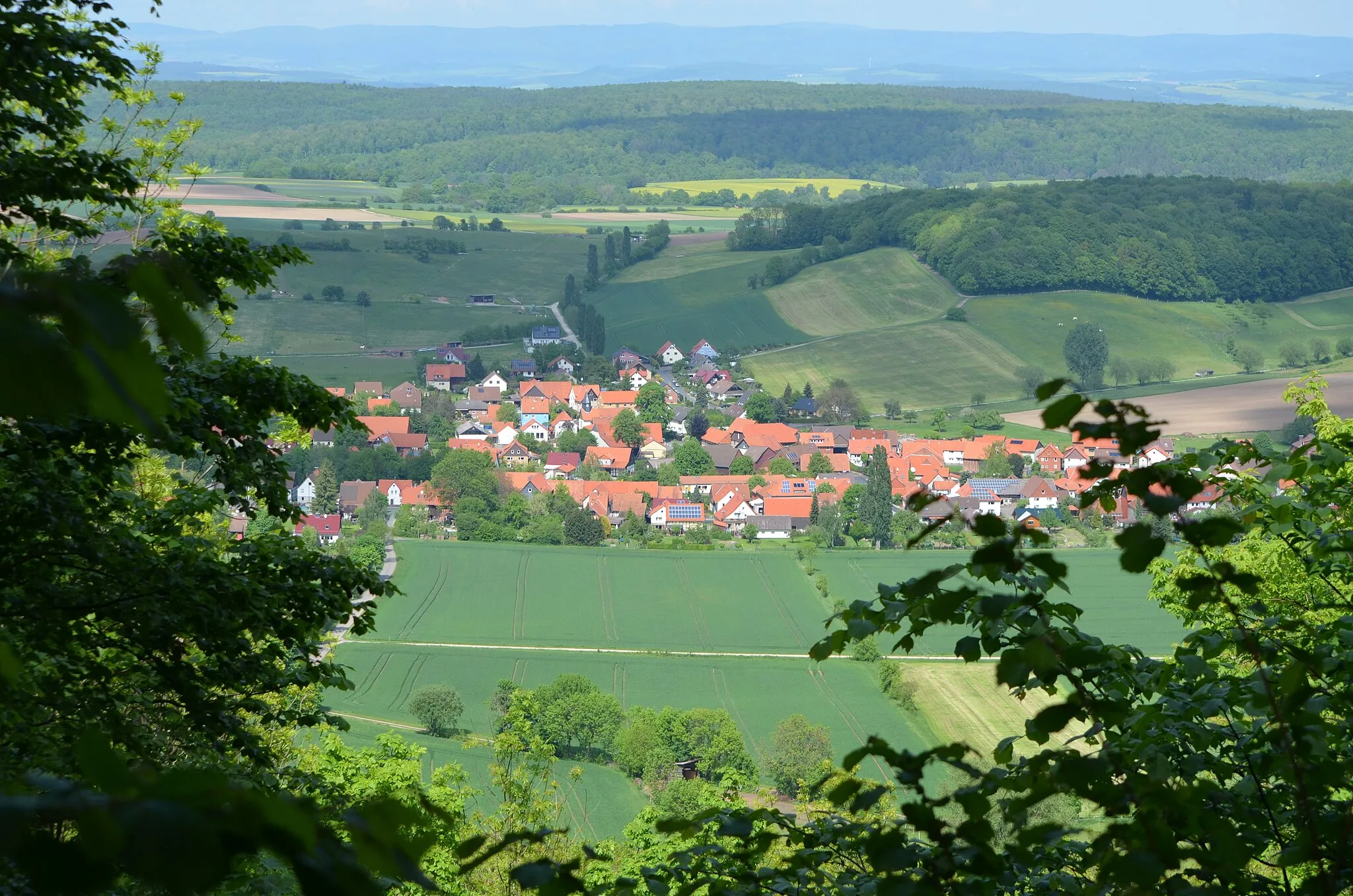 Photo showing: Oberbillingshausen, Ortsteil des Fleckens Bovenden bei Göttingen vom Pleßforst aus gesehen.