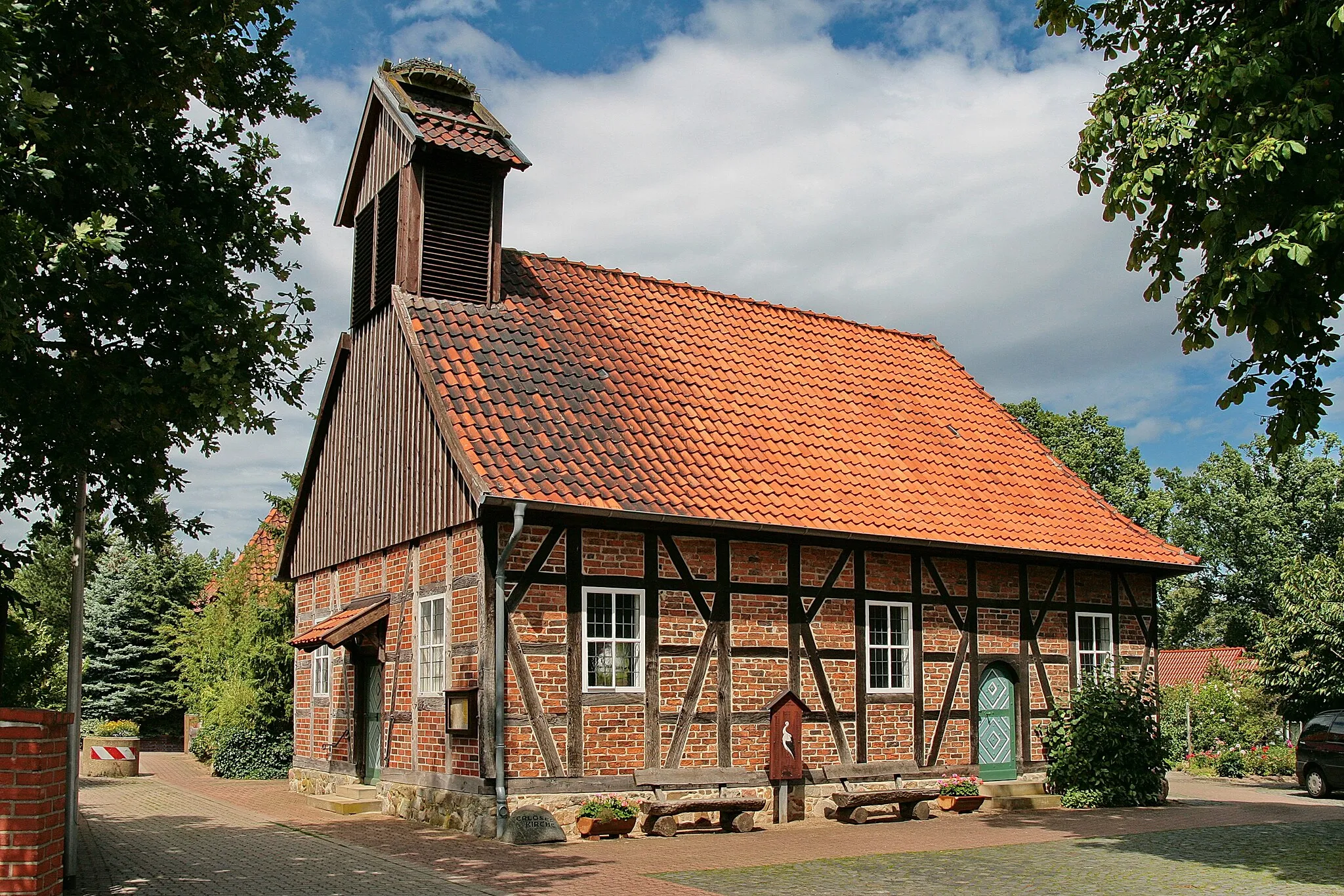 Photo showing: Fachwerkbau der Erlöser-Kirche in Dollbergen (Uetze), Niedersachsen, Deutschland