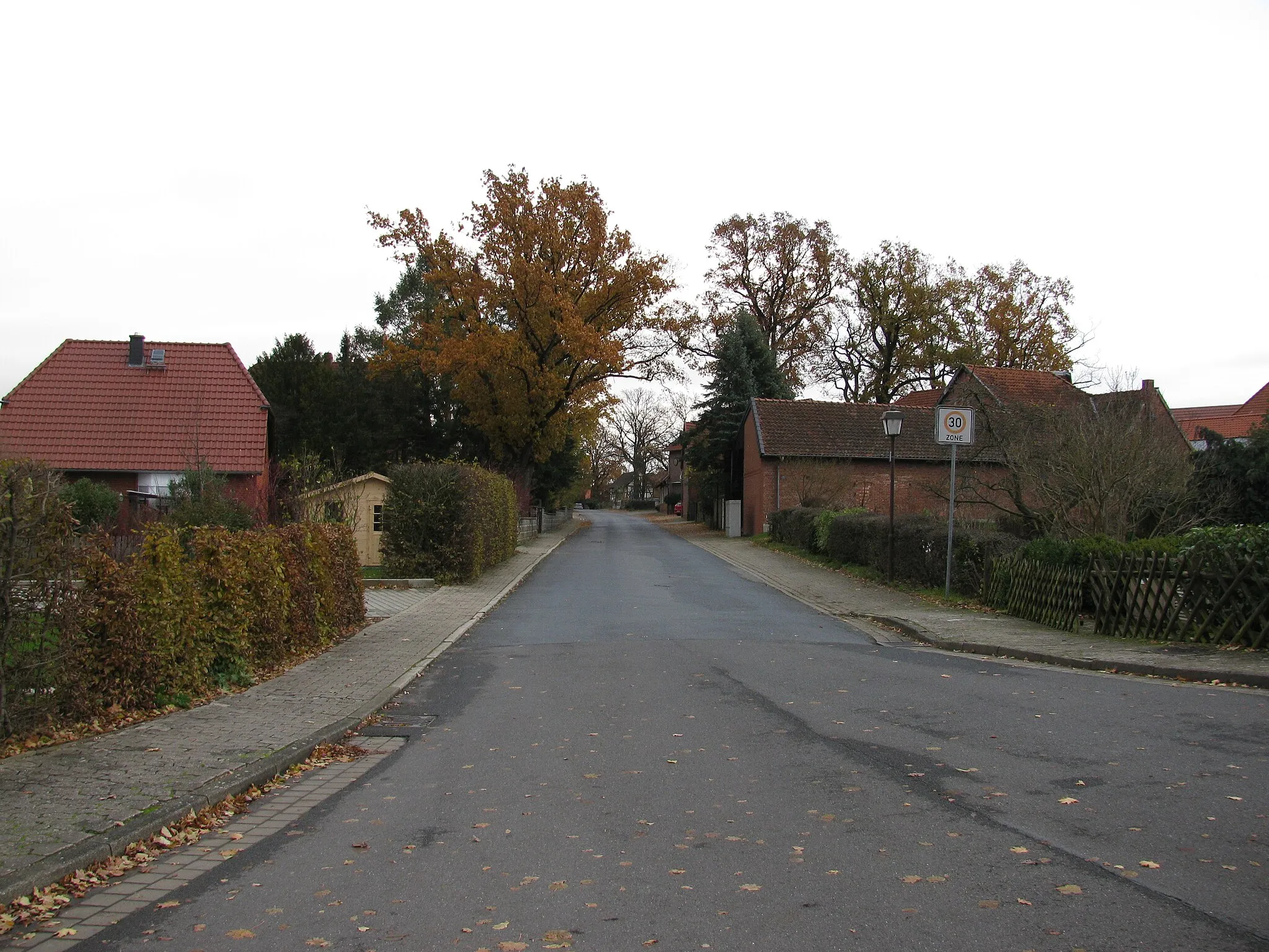 Photo showing: Blick von der Bergstraße in Wehnsen in die Straße Unter den Eichen