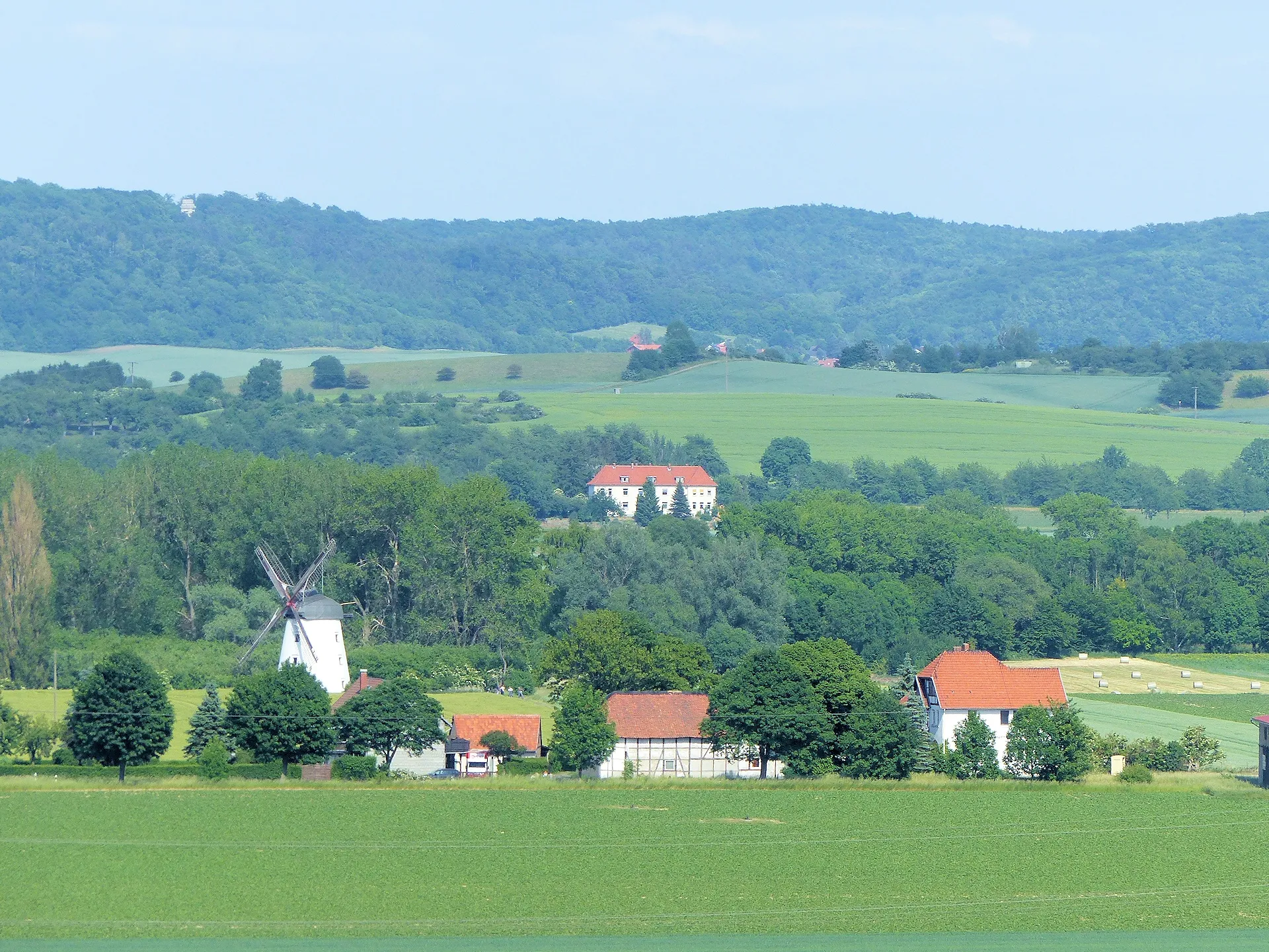 Photo showing: Blick vom Oderwald auf die Gebäude des Bungenstedter Turms, die Mühle und im Hintergrund das Verwaltungsgebäude des Neindorfer Kalibergwerks am Ösel vor der Asse.