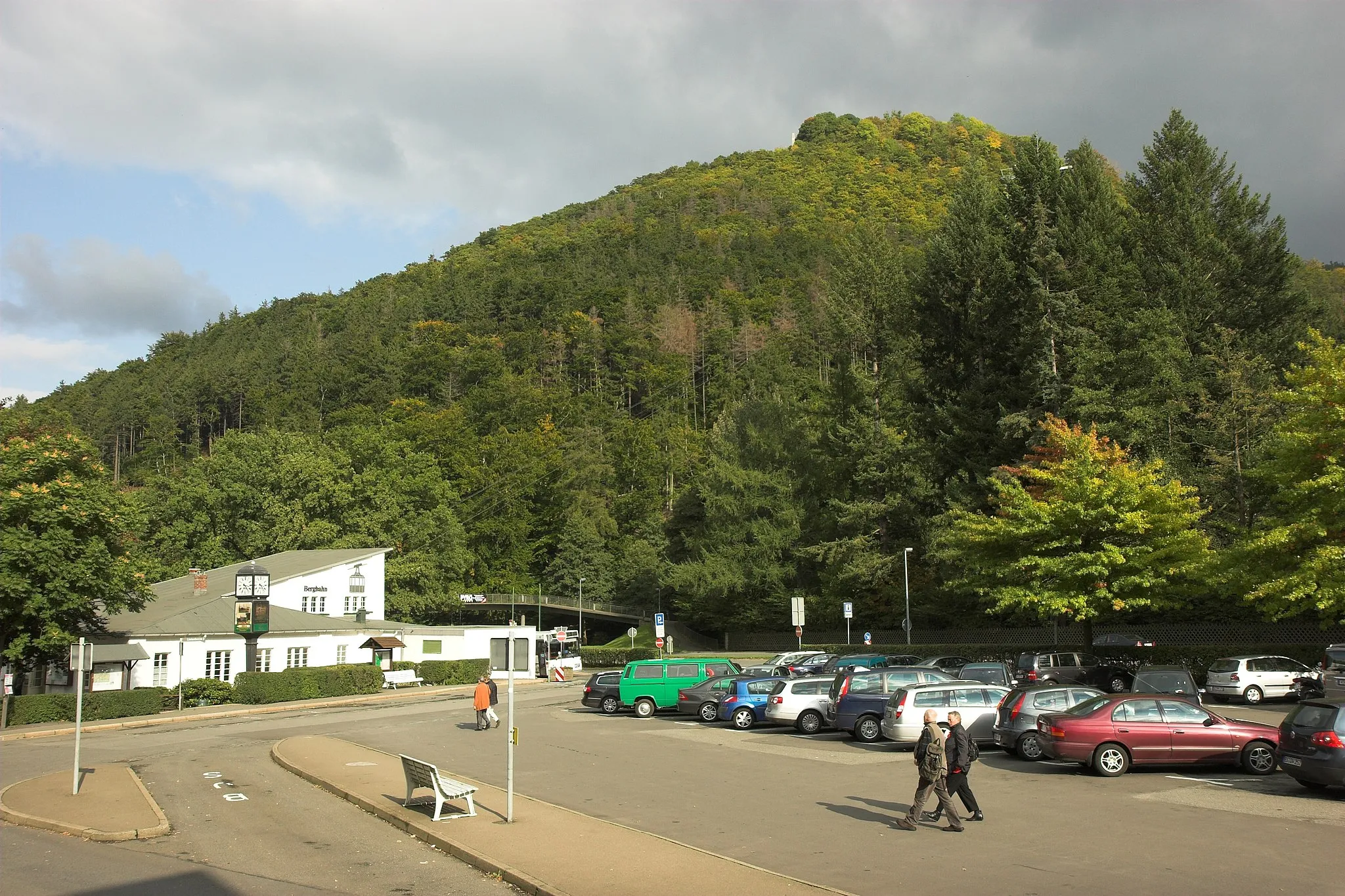 Photo showing: Die Talstation der Burgseilbahn in Bad Harzburg und der Große Burgberg mit dem Obelisken auf den Gipfel