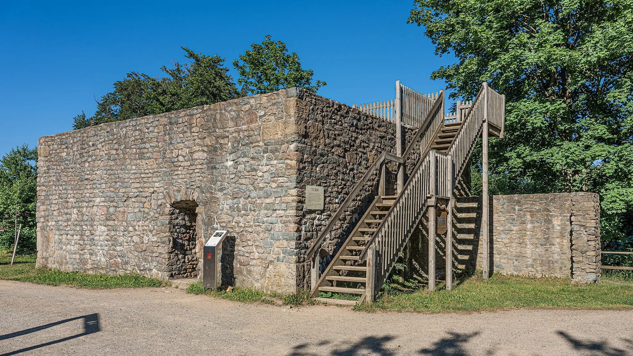 Photo showing: Medieval castle remains on Burgberg in Bad Harzburg, Lower Saxony, Germany