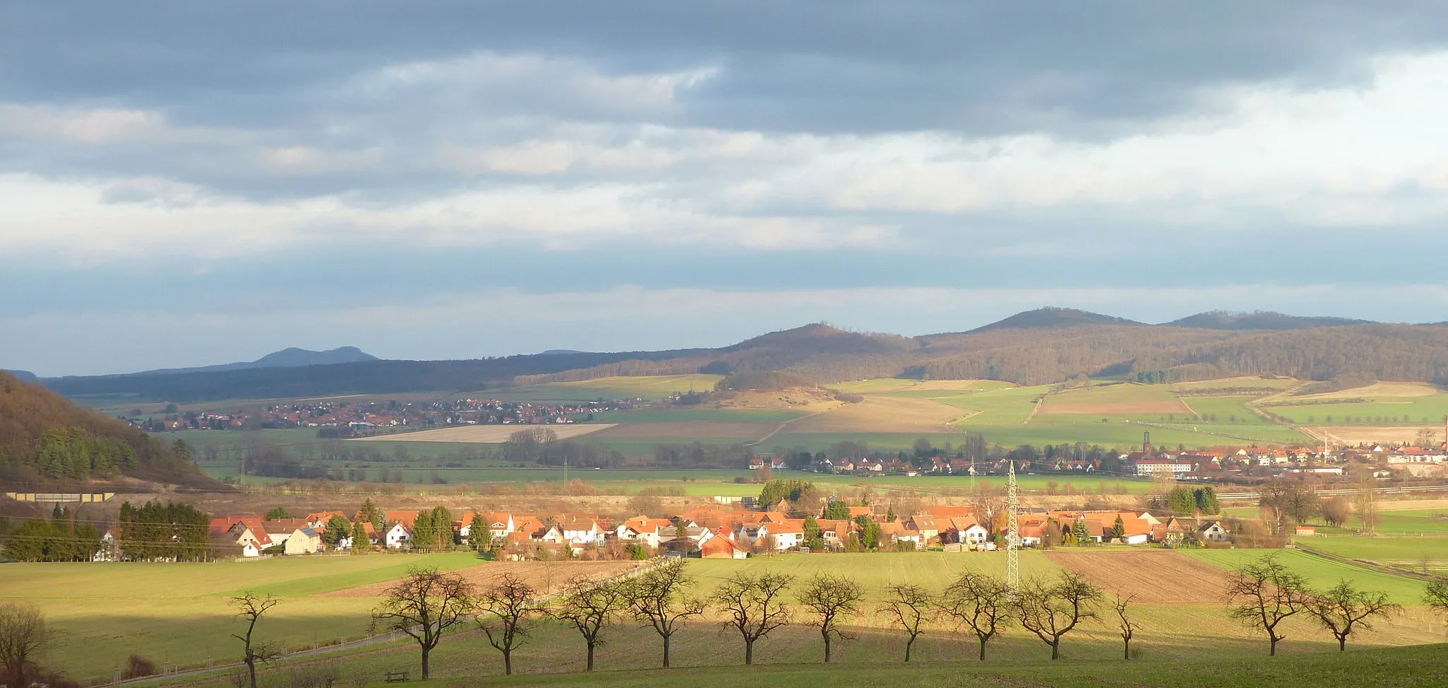 Photo showing: Blick von Westen auf Elkershausen und das Leinetal