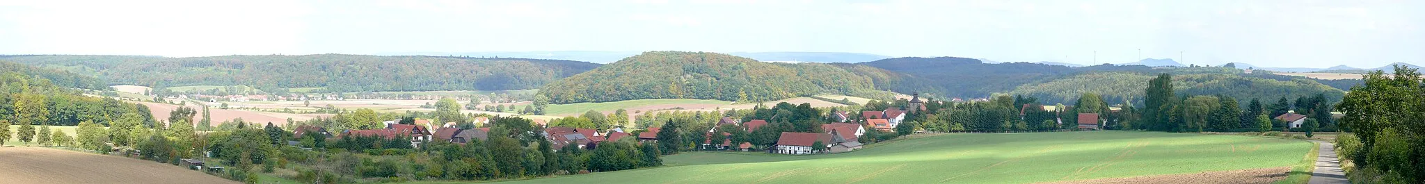 Photo showing: Blick vom unteren Hang der Hohen Schleife nach Nordosten über Atzenhausen (vorne). Links hinten Barlissen, in Bildmitte mit bewaldeter Kuppe der Dettberg