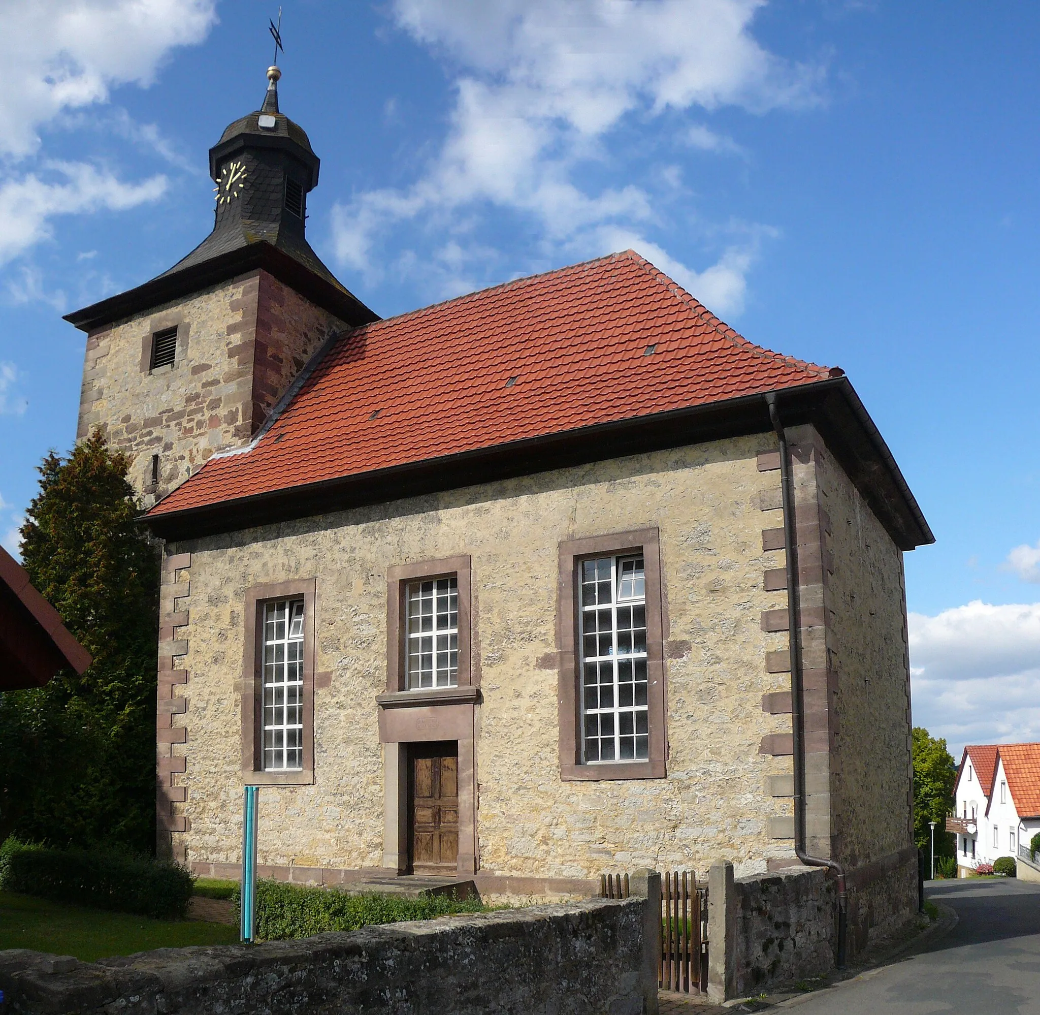 Photo showing: Ev.-luth. Kirche St. Petri in Atzenhausen, Gemeinde Rosdorf, Niedersachsen. Turm mittelalterlich, Saalbau errichtet 1821–22