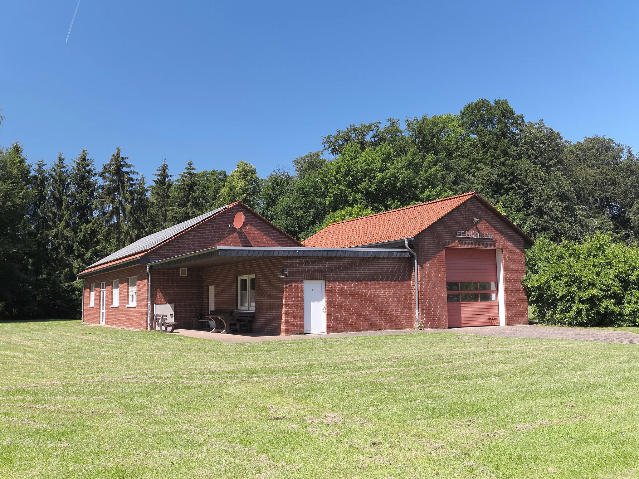 Photo showing: Mödesse: Dorfgemeinschafts- und Feuerwehrhaus