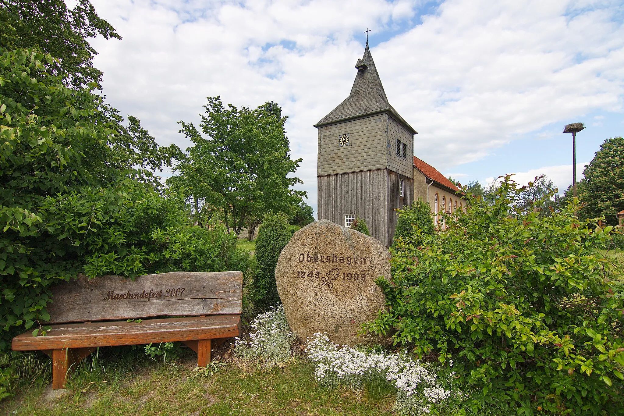 Photo showing: Gedenkstein vor der Kirche in Obershagen (Uetze), Niedersachsen, Deutschland.