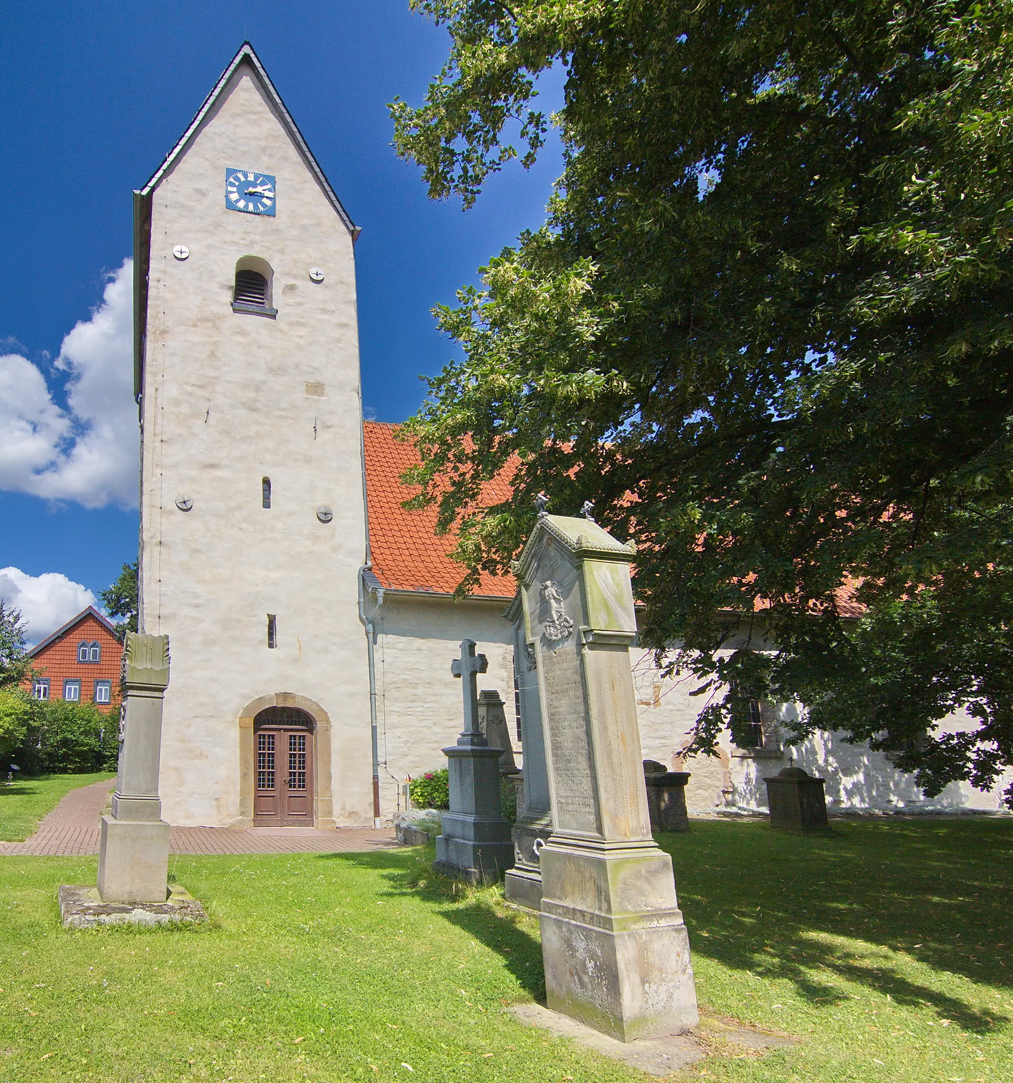 Photo showing: Die St. Lambertus-Kirche in Groß Flöthe (Flöthe) wurde vermutlich im 11 Jhd. errichtet.