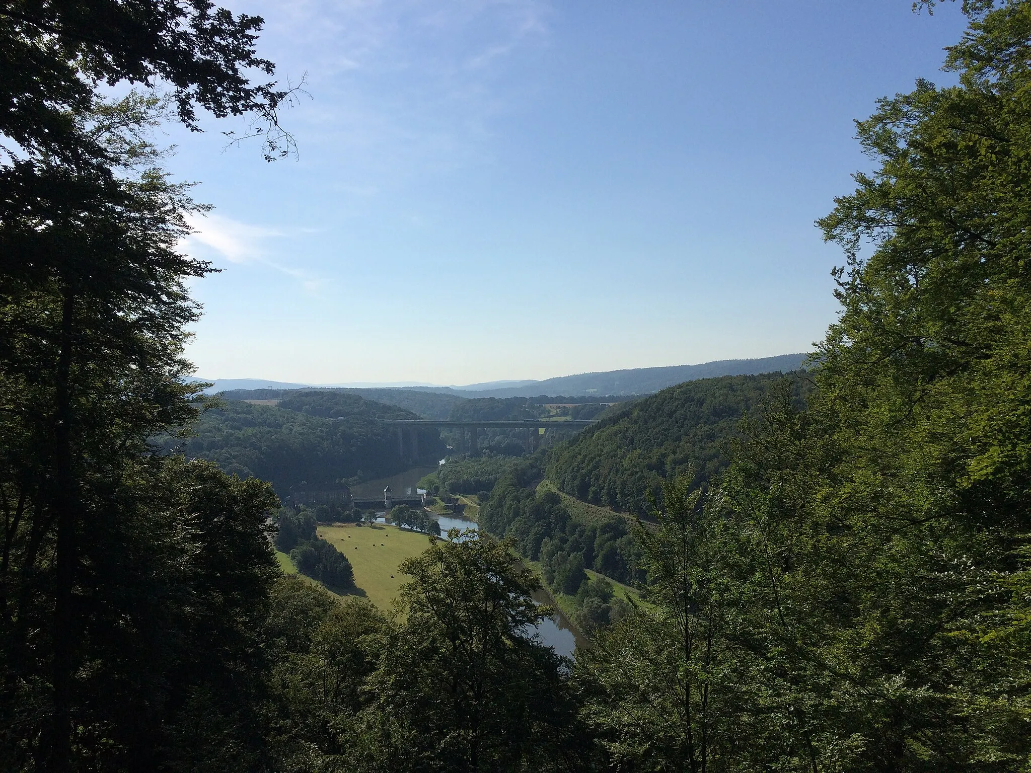 Photo showing: Blick von der Kramberg-Schutzhütte am Werra-Burgen-Steig Hessen (X5H) auf die Werratalbrücken Hedemünden