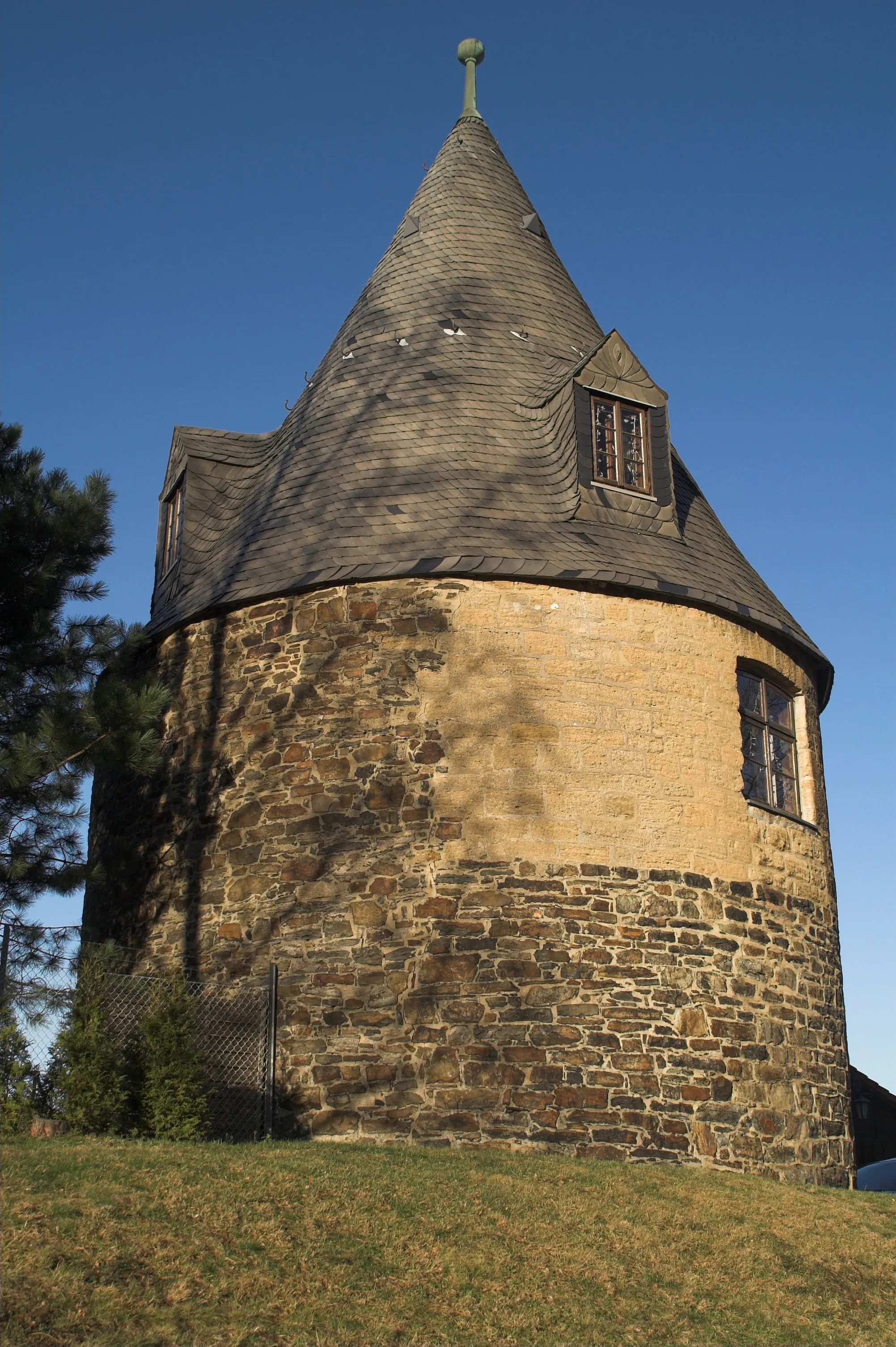 Photo showing: Maltermeister tower near Goslar, Germany. It belongs to the ancient Rammelsberg mining complex.