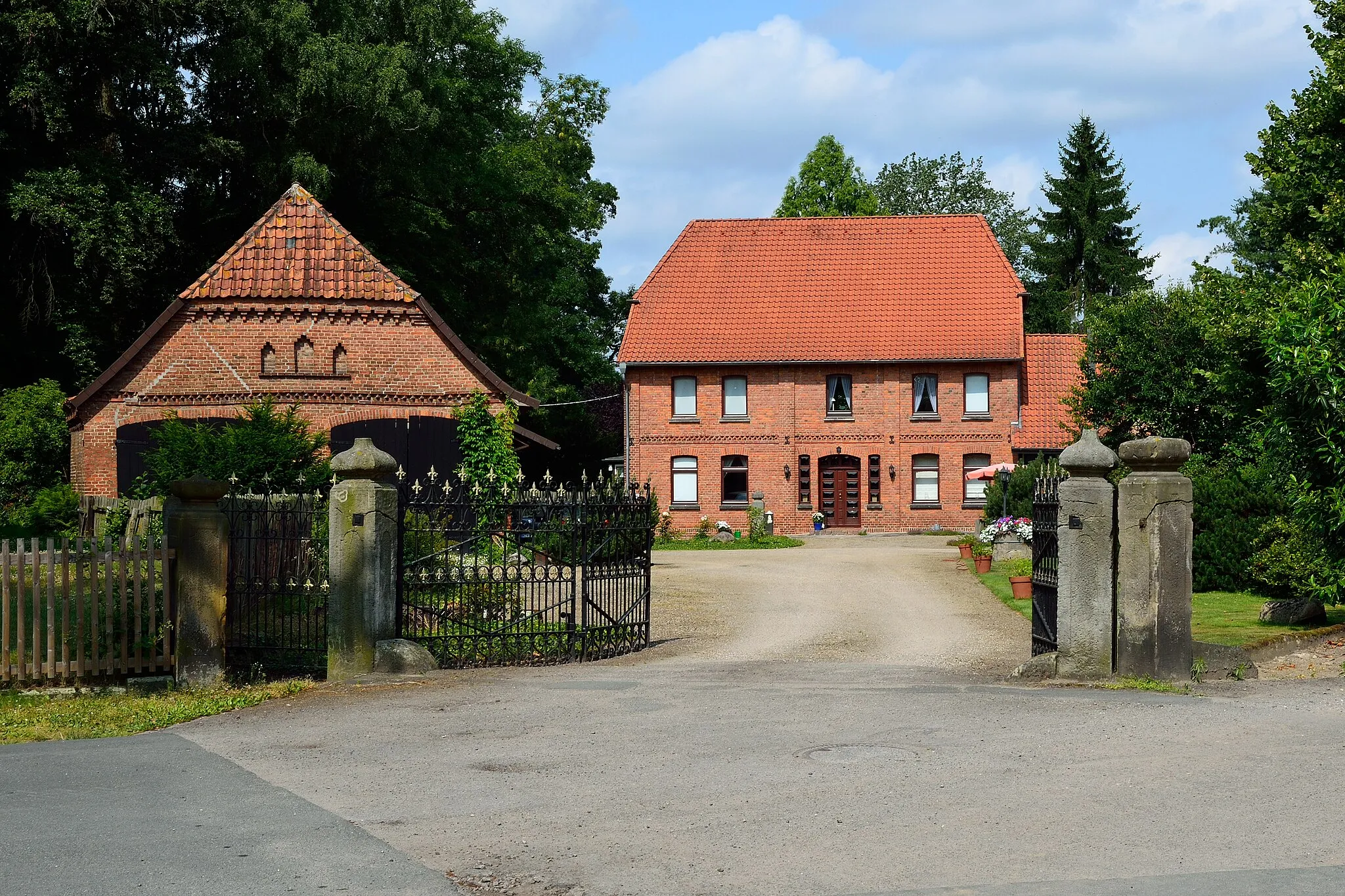 Photo showing: Der Hof Steinwedel, Dorfstraße 11, hat ein denkmalgeschütztes Backhaus.
