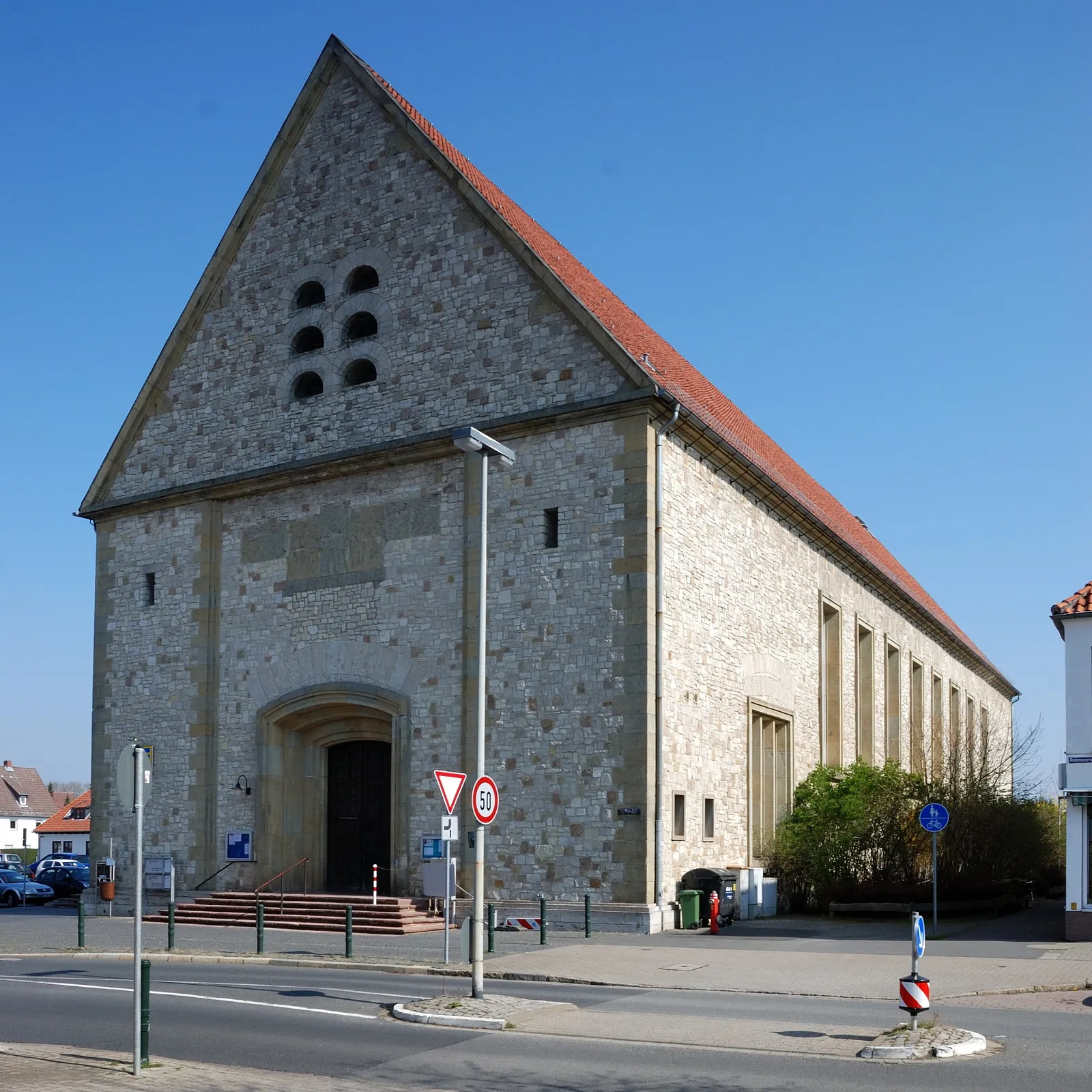 Photo showing: Stirn- und Südseite des ehemaligen Gemeinschaftshauses in der Südstadt, Braunschweig, Welfenplatz 17