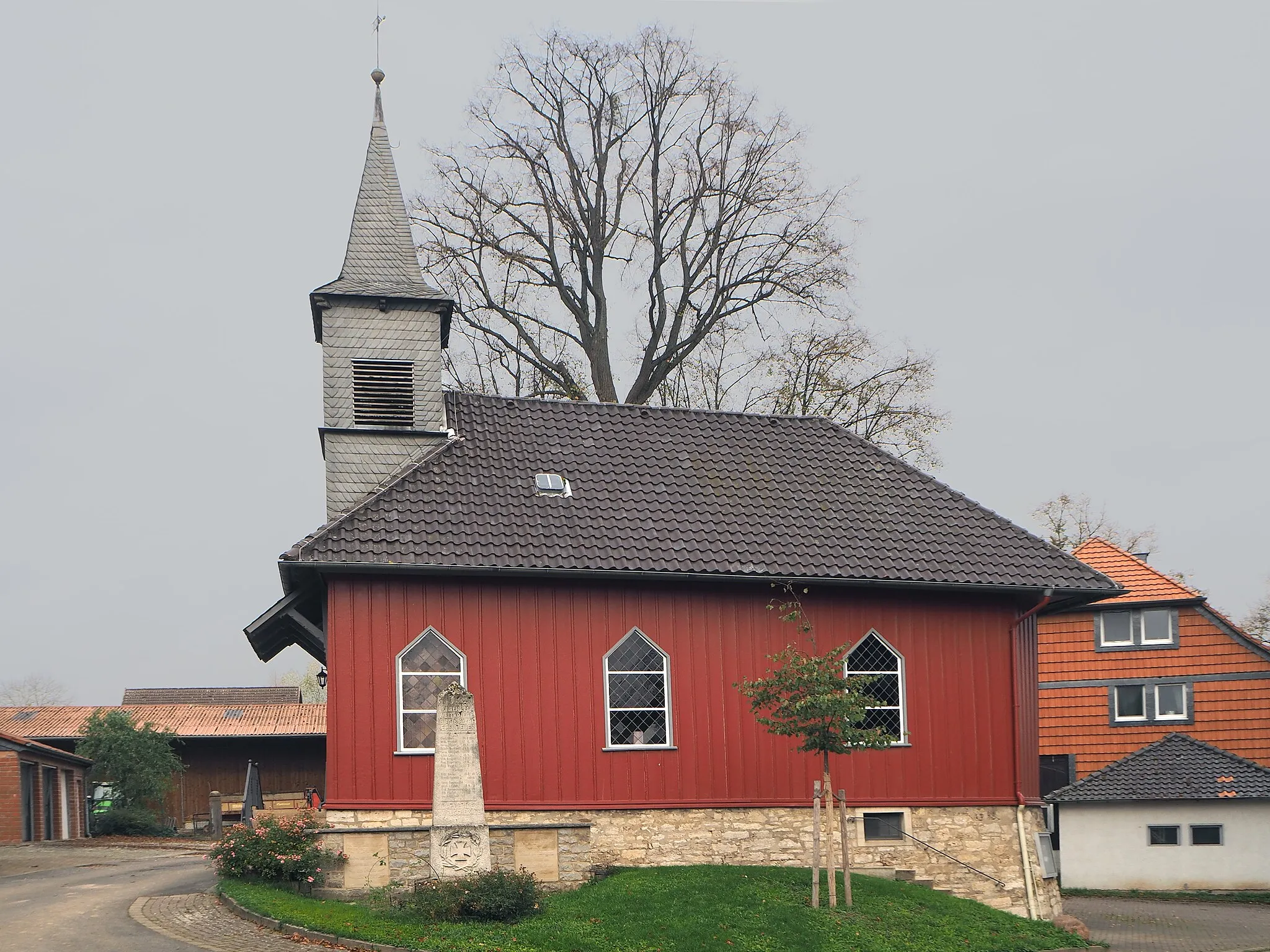 Photo showing: Wrescherode (Bad Gandersheim) – Dorfkirche St. Urban – Foto 2019
- Die Kapelle in Wrescherode  ist dem heiligen Urban und der Jungfrau Maria geweiht. 1498 wurde der Kapelle ein Messbuch geschenkt. Das genaue Baujahr ist aber unbekannt. Der rote Anstrich wurde von den Kirchenmitgliedern selbst bestimmt.