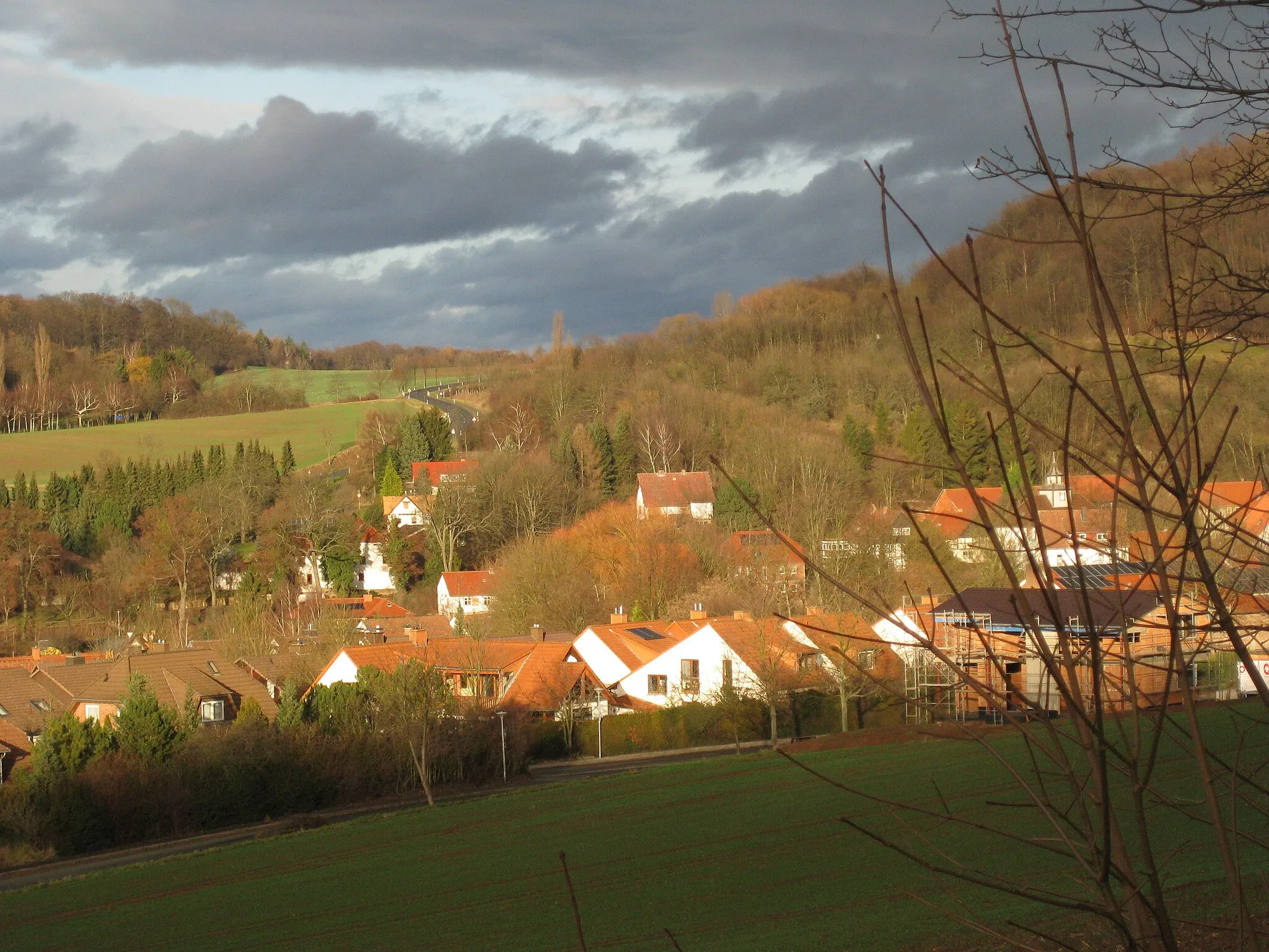 Photo showing: Blick aus südlicher Richtung auf Eddigehausen. Der Ort ist ein Ortsteil von Bovenden und liegt unterhalb der Burg Plesse am Rand vom Göttinger Wald.