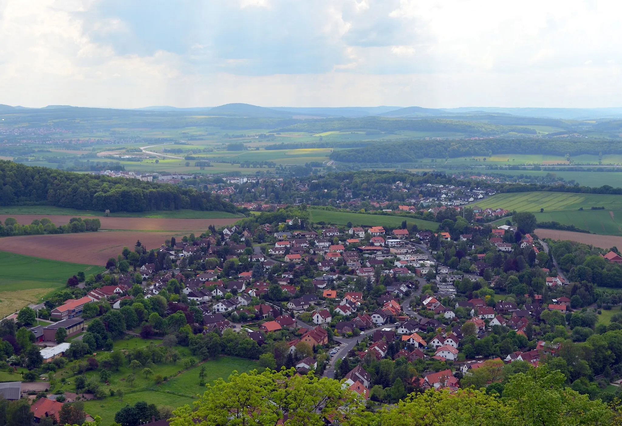 Photo showing: Eddigehausen, Ortsteil des Fleckens Bovenden bei Göttingen, von der Burg Plesse aus gesehen.