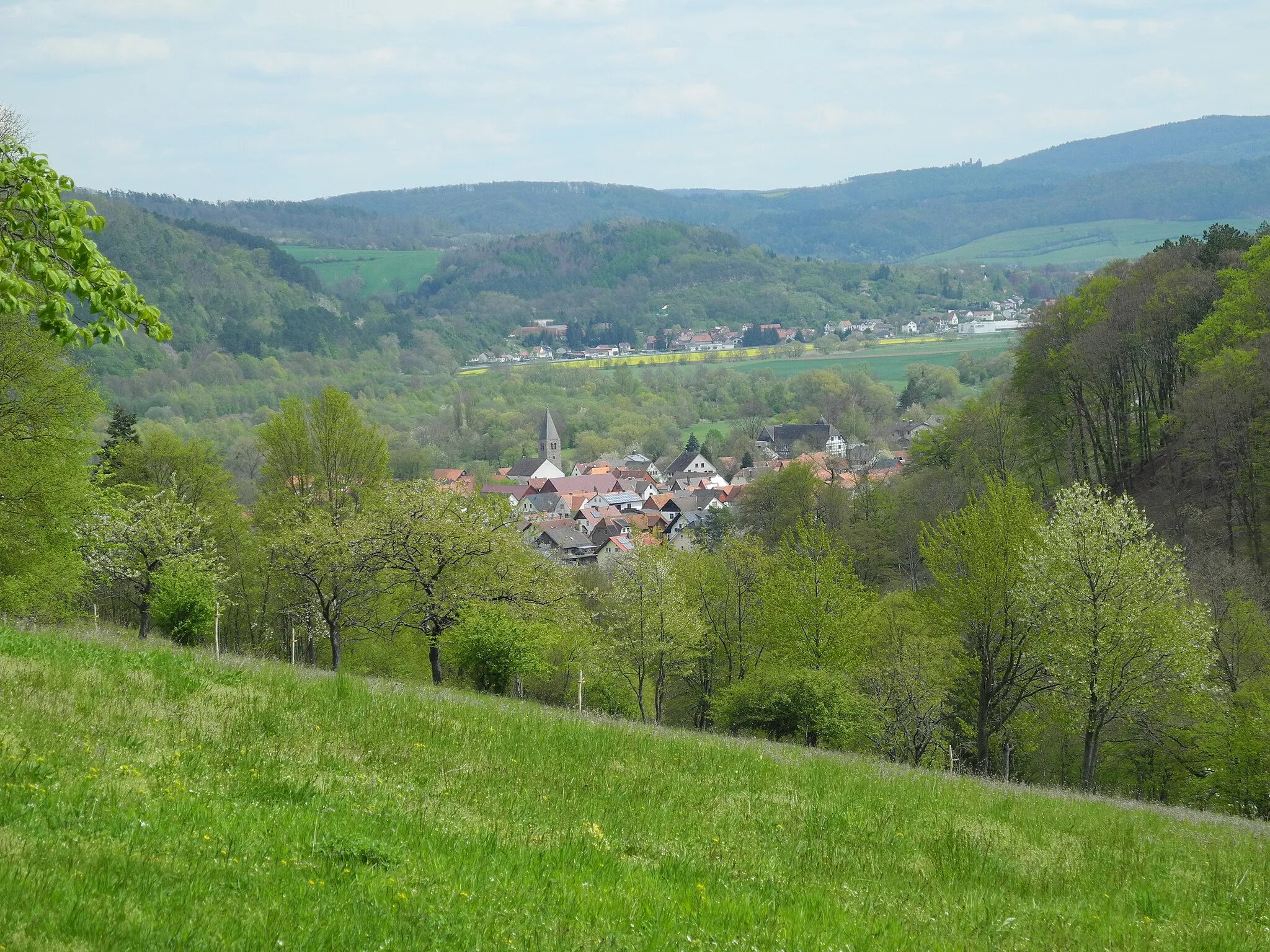 Photo showing: Ermschwerd, im Werra-Meißner-Kreis, Hessen, Deutschland.
Blick von Westen, vom Ermschwerder Heegen.