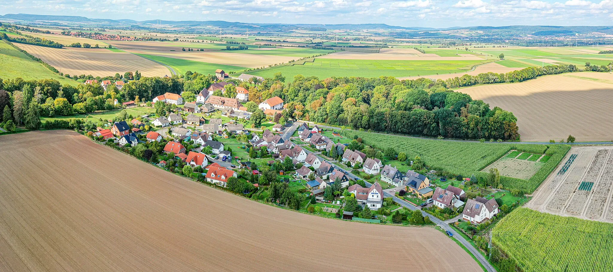 Photo showing: Fotografie des Ortes Rotenkirchen, Blickrichtung Nordwesten. Der Ort liegt nördlich des Ahlsburger Höhenzuges.