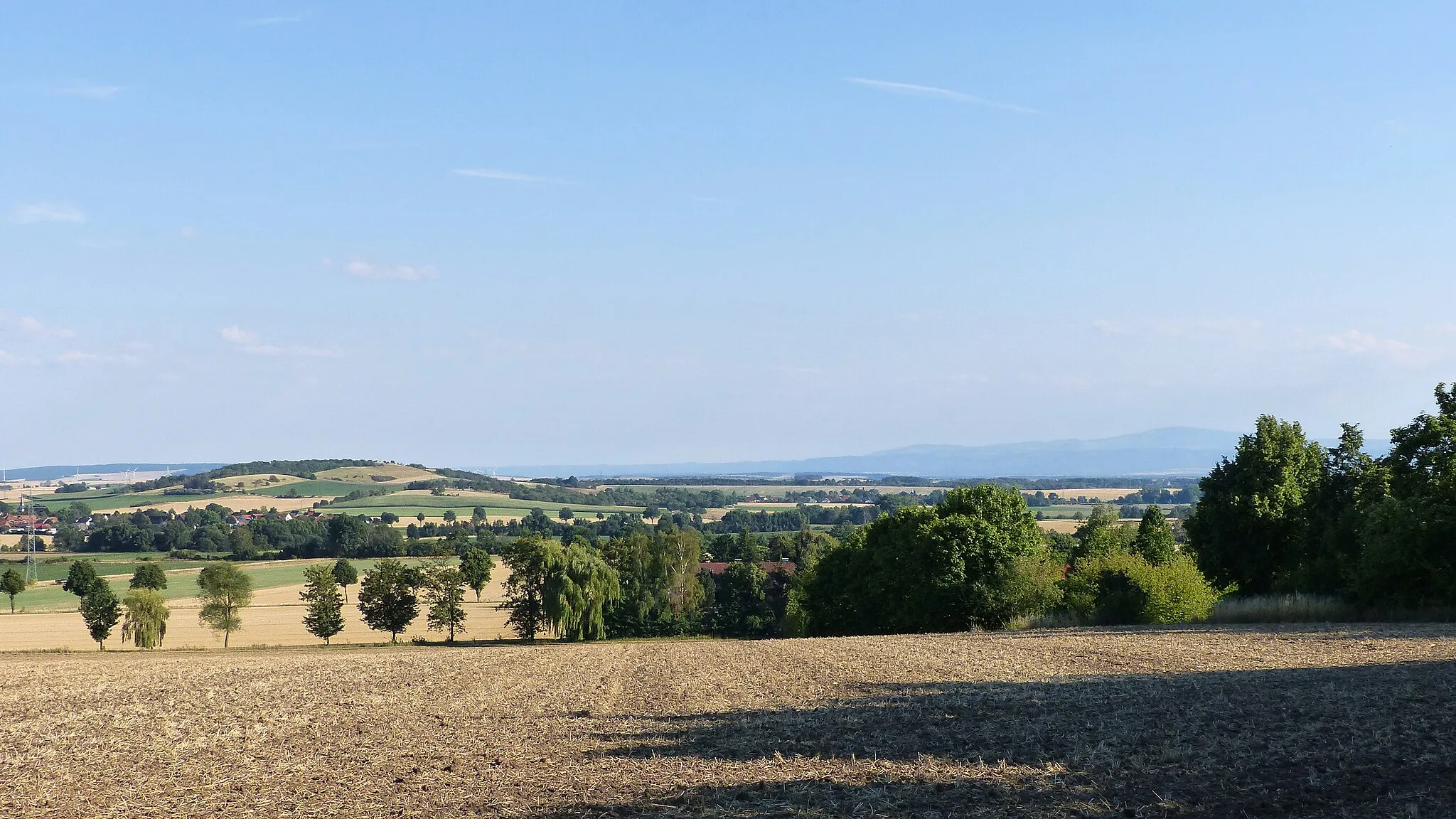 Photo showing: Blick auf den Ösel mit Harz im Hintergrund und dem Okertal, Standort rote Schanze in Wolfenbüttel.