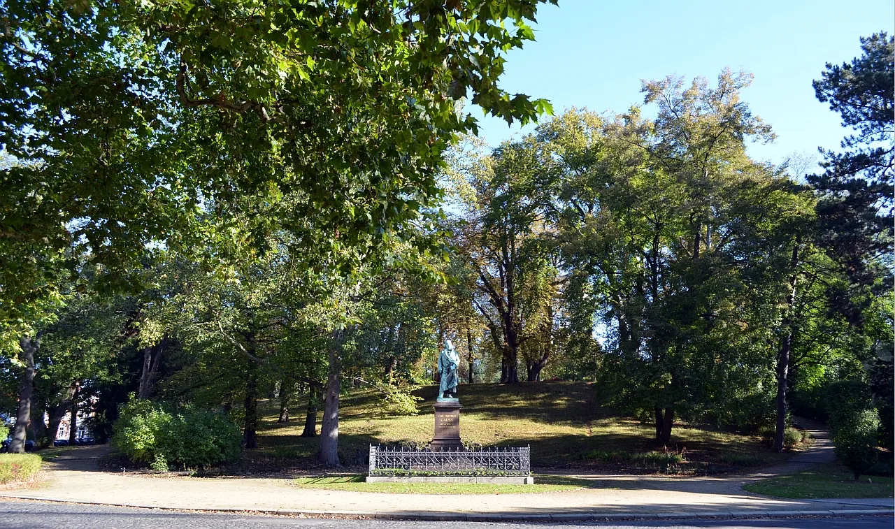 Photo showing: Braunschweig, Gaußberg: Blick vom Inselwall, Richtung Nordnordost zum Gauß-Denkmal (im Hintergrund der Gaußberg).