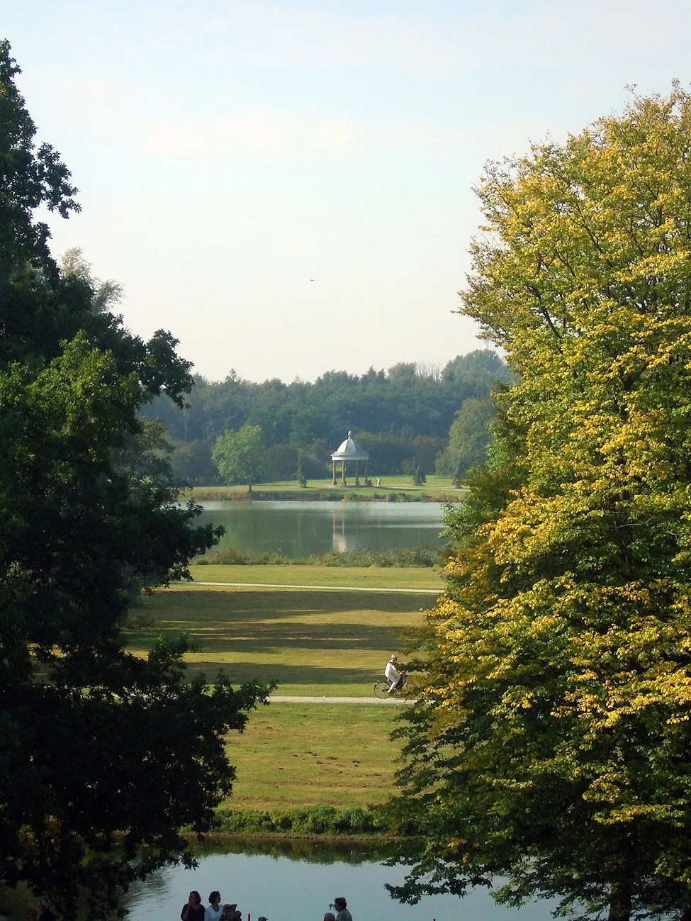 Photo showing: Blick vom Schloss Richmond zum Spielmannsteich mit Säulentempel.