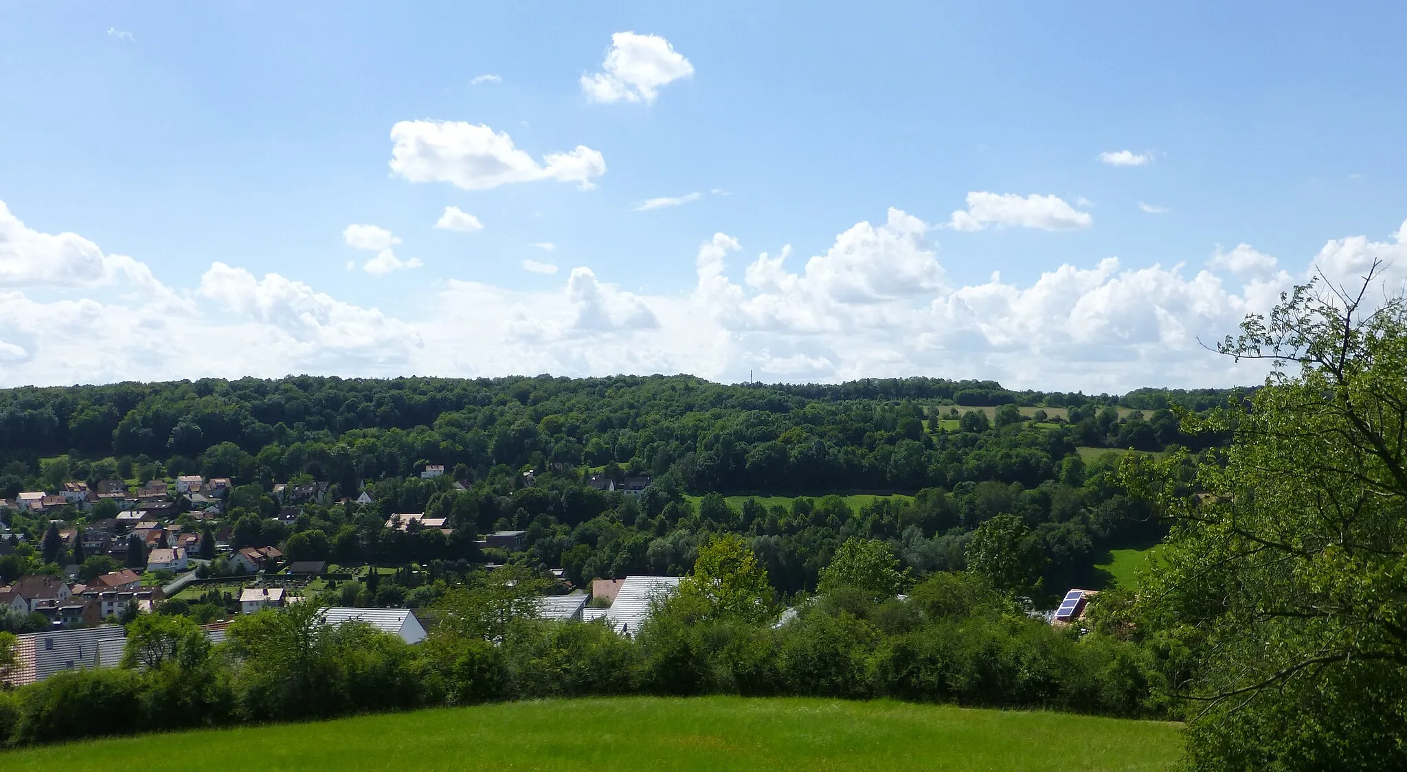 Photo showing: Blick von Ostnordosten vom Kartoffelstein über das Luttertal mit Herberhausen auf den Hainberg im Göttinger Wald, Südniedersachsen