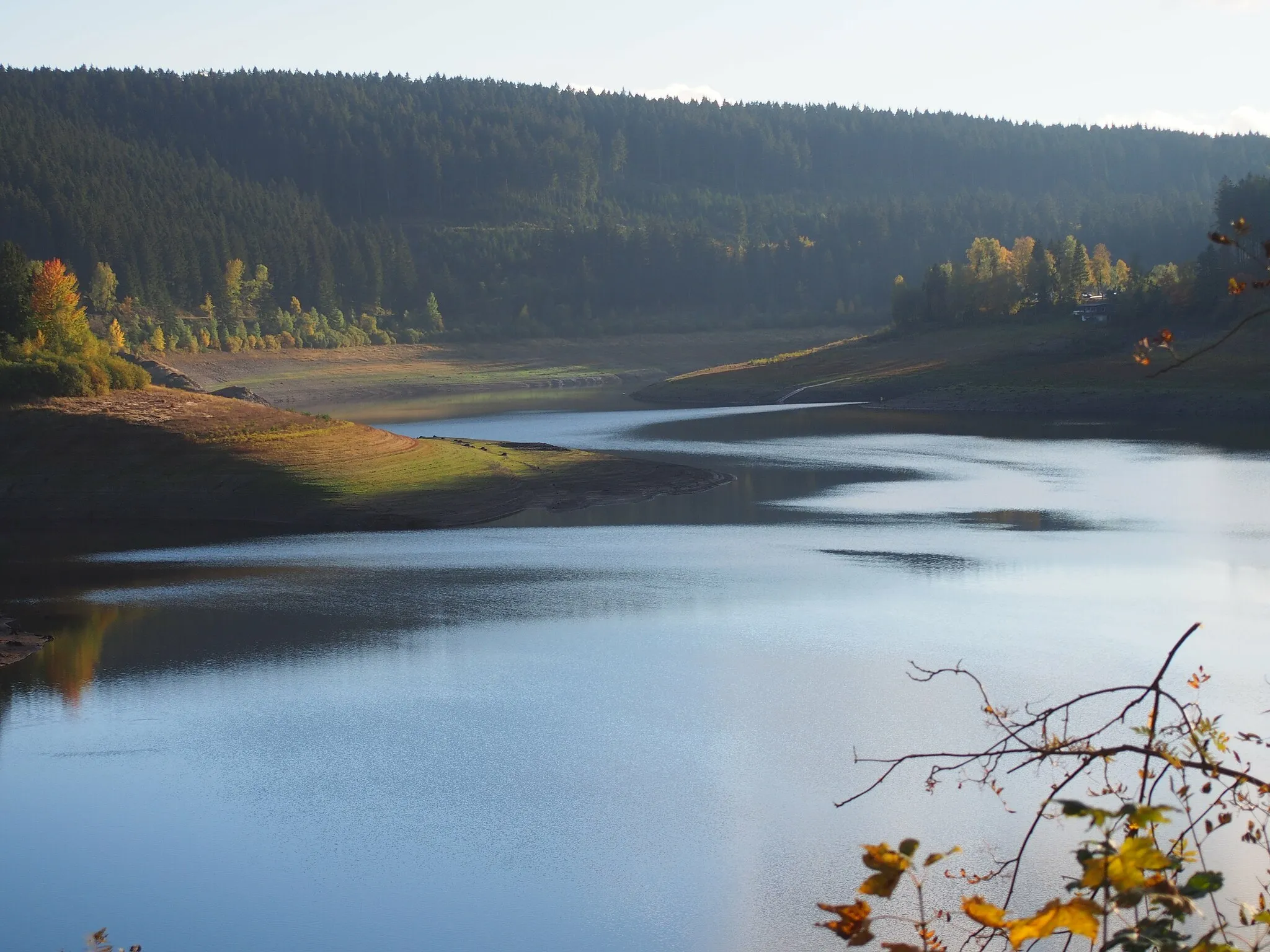 Photo showing: Niedriger Wasserstand am Okerstausee

Low level of the Oker reservoir lake