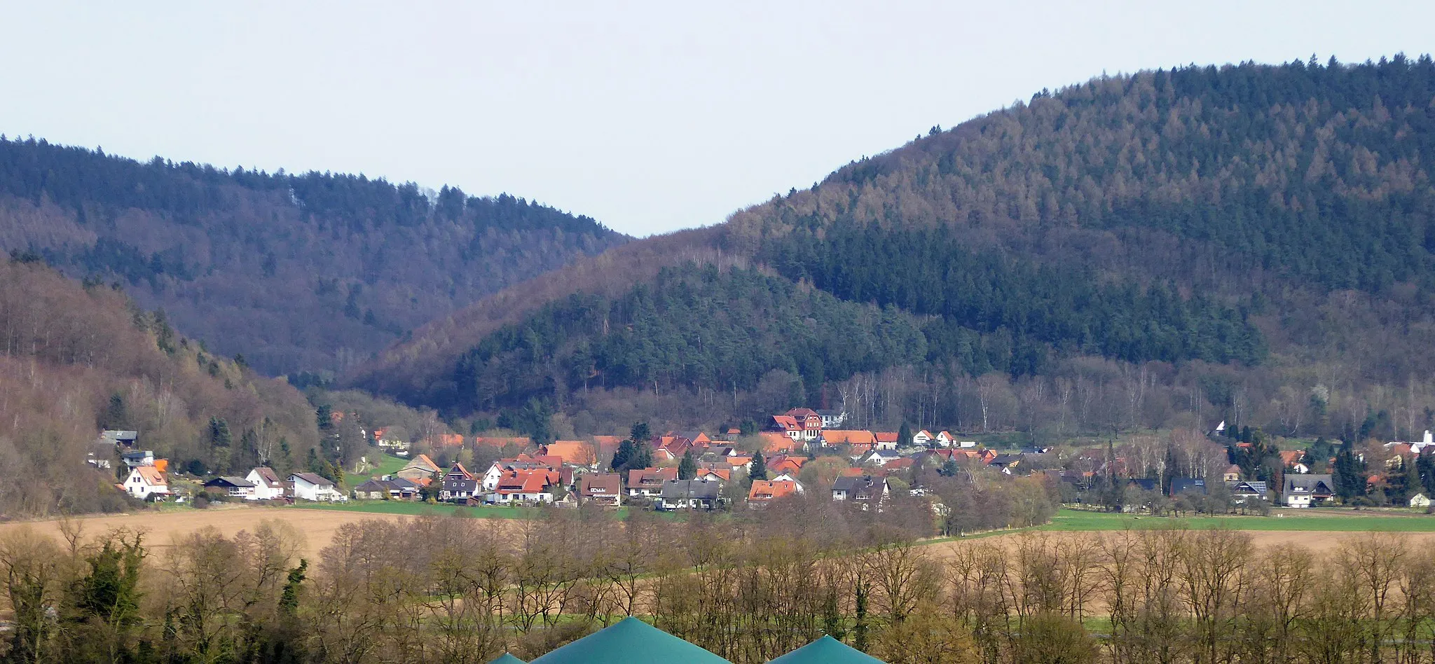 Photo showing: Blick von Westen über die Weser auf Volkmarshausen (Nordteil) und den Austritt des Schedetals ins Wesertal