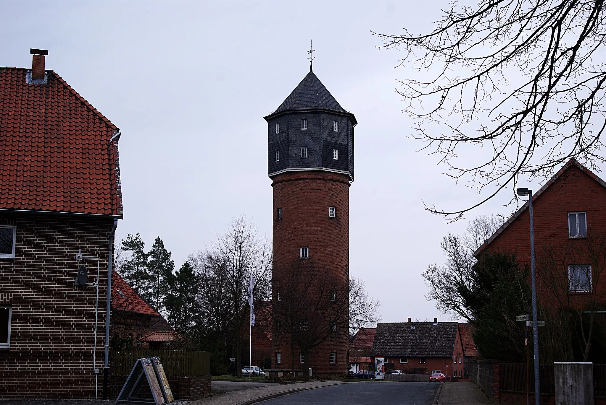 Photo showing: Groß Lafferde, Landkreis Peine in Niedersachsen. Der Wasserturm im Ort. Geotags in den Exif-Daten.