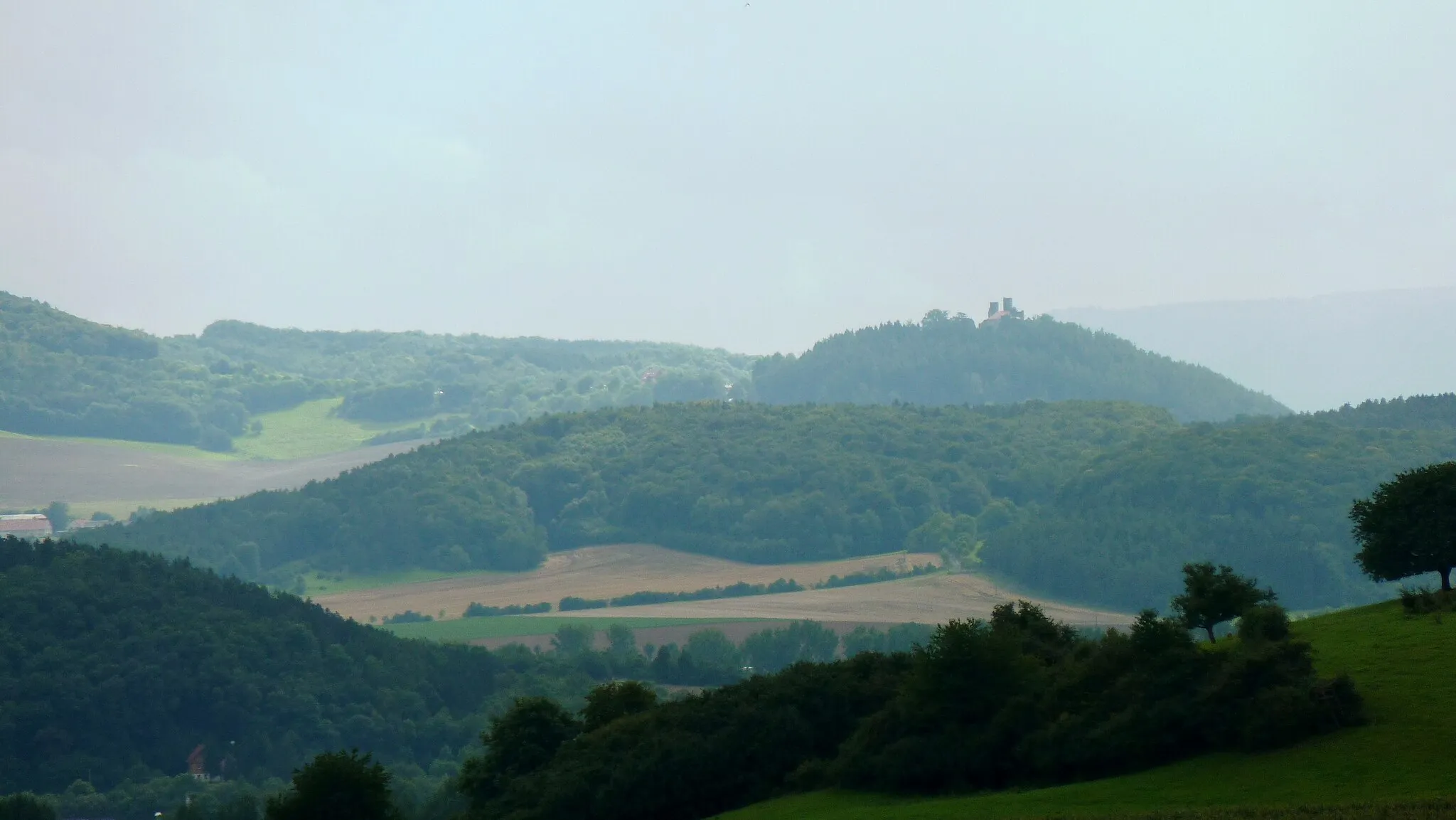 Photo showing: Blick von Norden vom Uhlenkopf bei Reiffenhausen (Südniedersachsen) auf den Hanstein, links vom Hanstein beginnt der Anstieg zur Junkerkuppe, davor befindet sich der Göbelskopf oberhalb von Gerbershausen