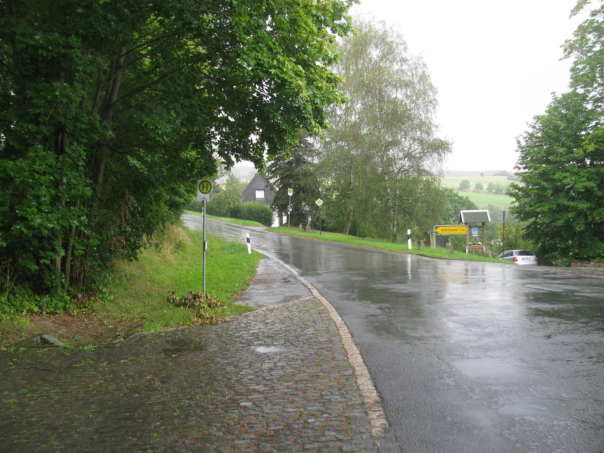 Photo showing: die Bushaltestellel Zur Wilhelmsbrücke in Einbeck-Kuventhal in Blickrichtung Andershausen