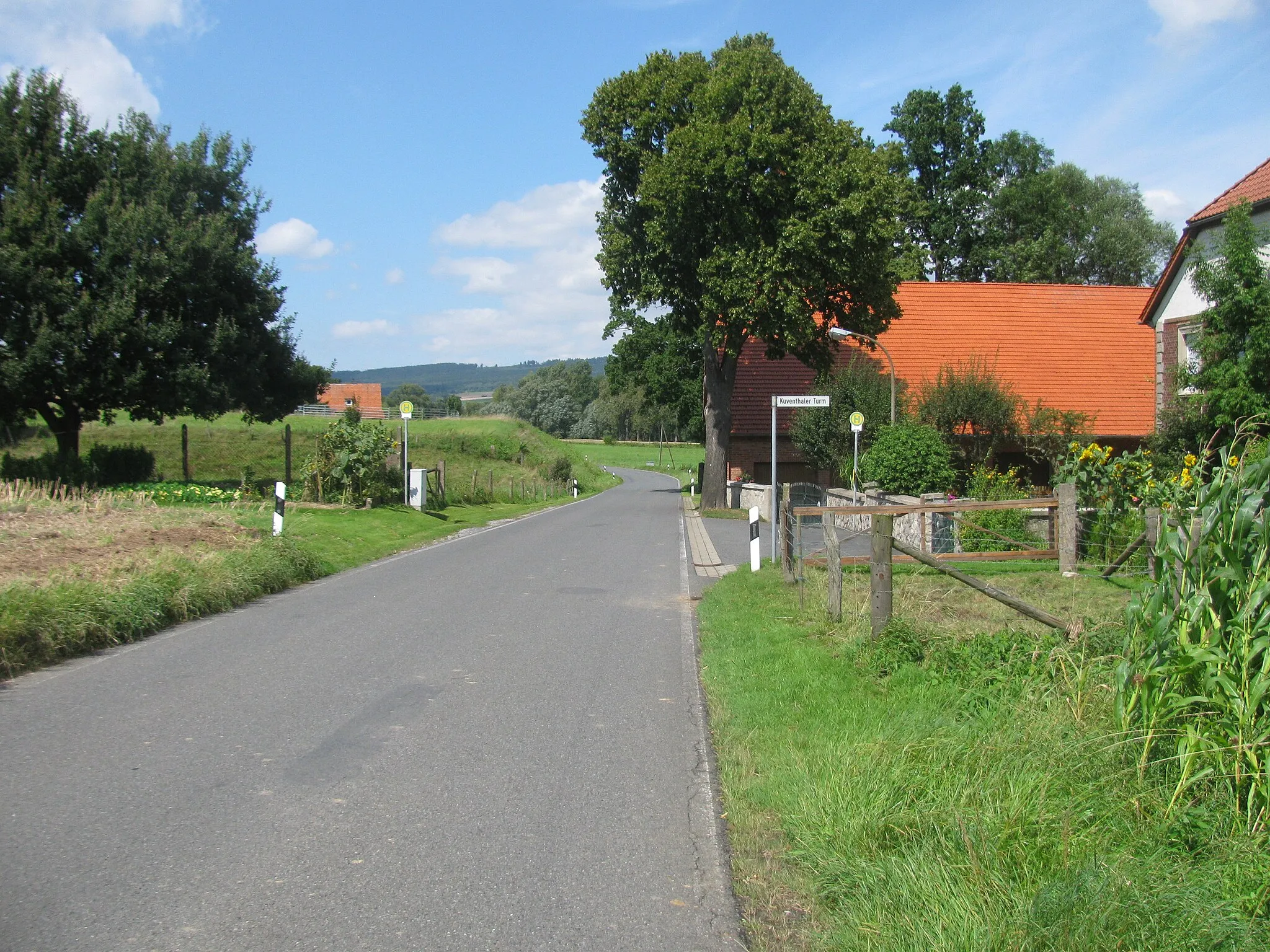 Photo showing: die Bushaltestelle Kuventhaler Turm an der Kreisstraße von Kuventhal nach Wenzen, Blick in Richtung Wenzen