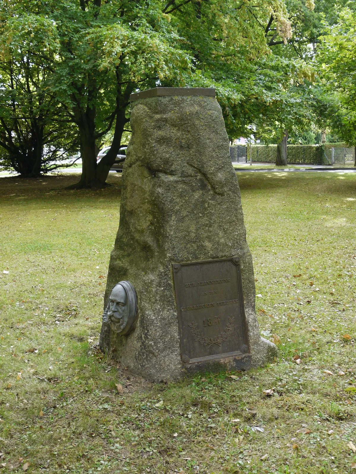 Photo showing: Ehrenmal zur Erinnerung an die Opfer des Deutsch-Französischen Krieges 1870/71 auf dem Vöppstedter Friedhof in Salzgitter-Bad. Das Denkmal stand bis 1955 am Marienplatz in Salzgitter-Bad und wurde 1958 auf den Friedhof umgesetzt. Der Sockel des Denkmals und der eiserne Adler, der auf dem Denkmal stand, sind nicht mehr vorhanden. Das Bildnis links unten zeigt Kaiser Wilhelm I..