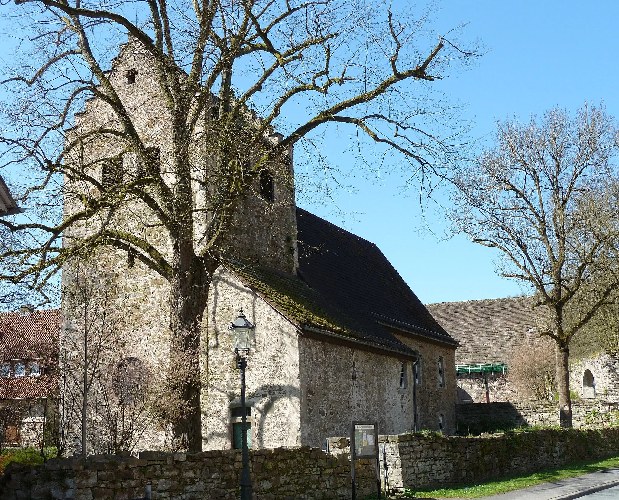 Photo showing: Ev. Stadtkirche in Helmarshausen, Stadt Bad Karlshafen, Hessen. Im Kern romanisch, Umbauten 1467 und 1799
