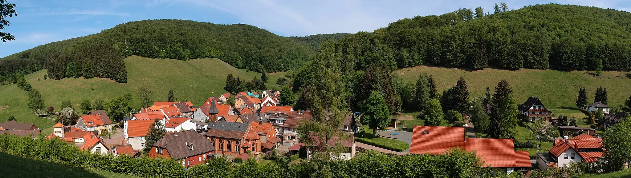 Photo showing: Südostpanorama von Lonau, einem Ortsteil von Herzberg am Harz. Im Hintergrund links der Braakberg und rechts der Große Mittelberg. Aufnahmestandort war die Nordseite des Hirtenkopfes.